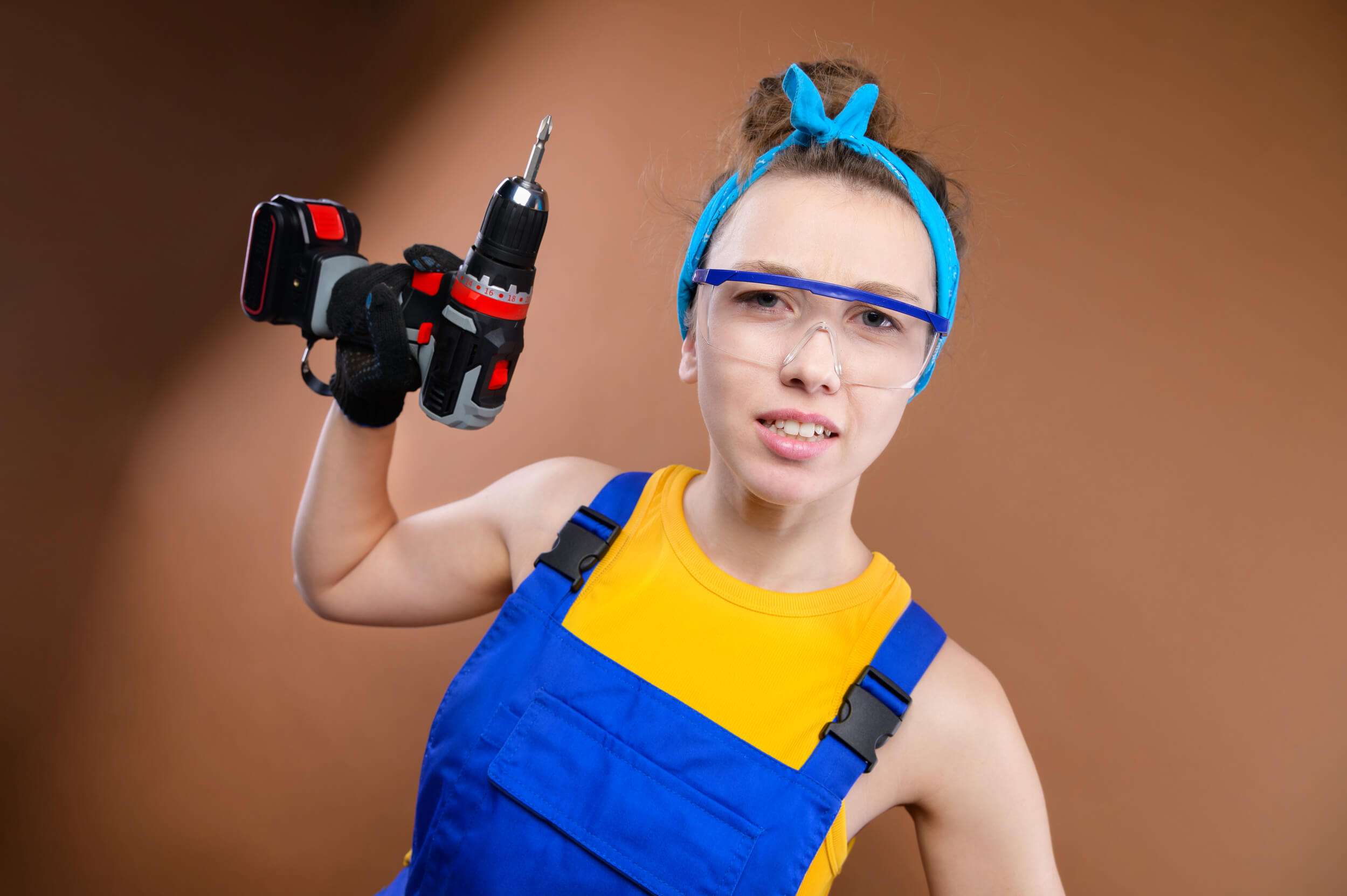 femme avec une perceuse