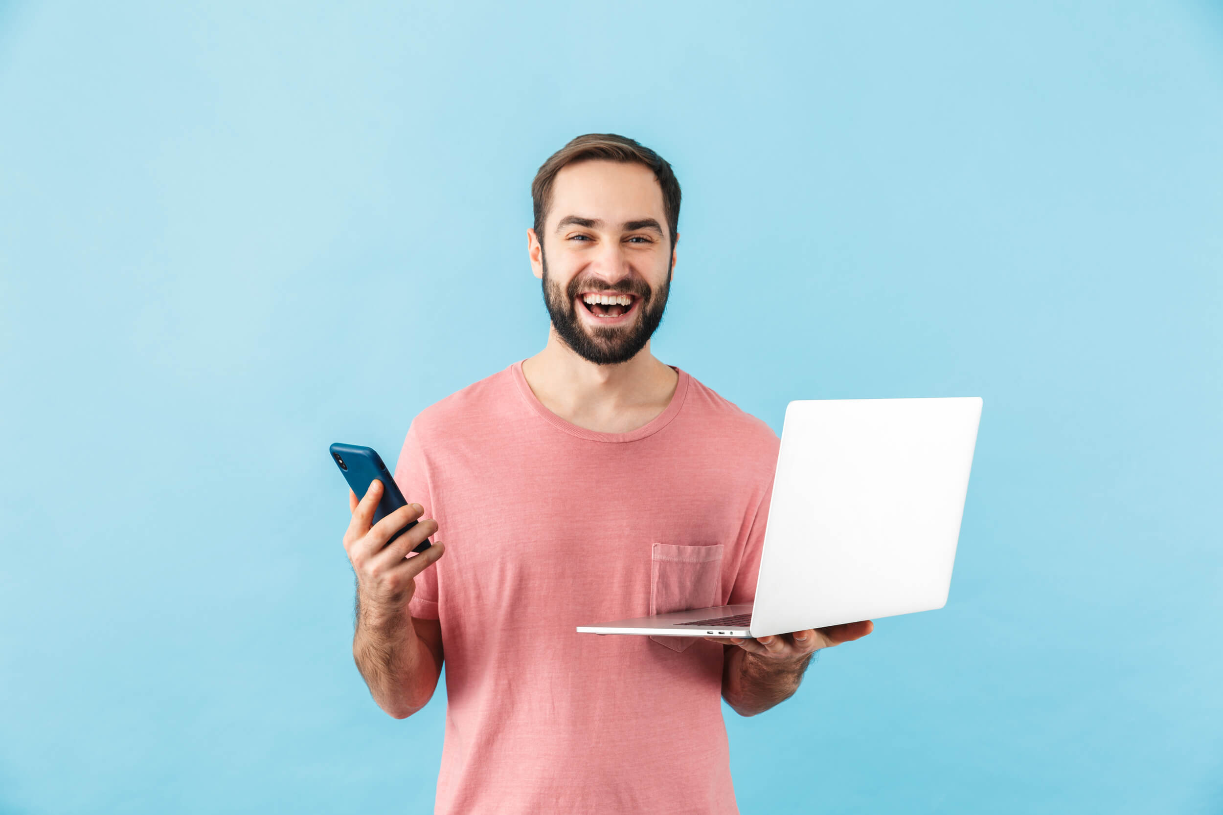 homme avec ordi et CB