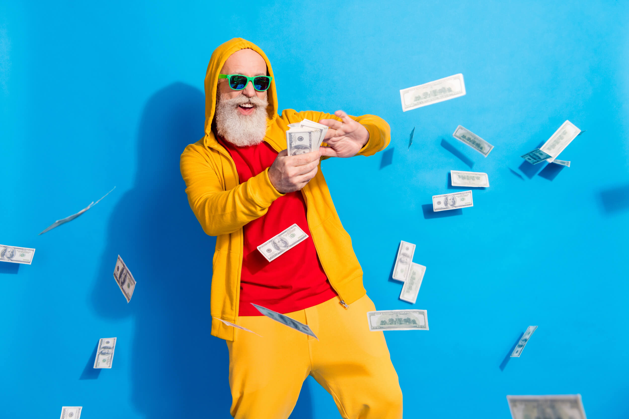 vieil homme envoie des billets