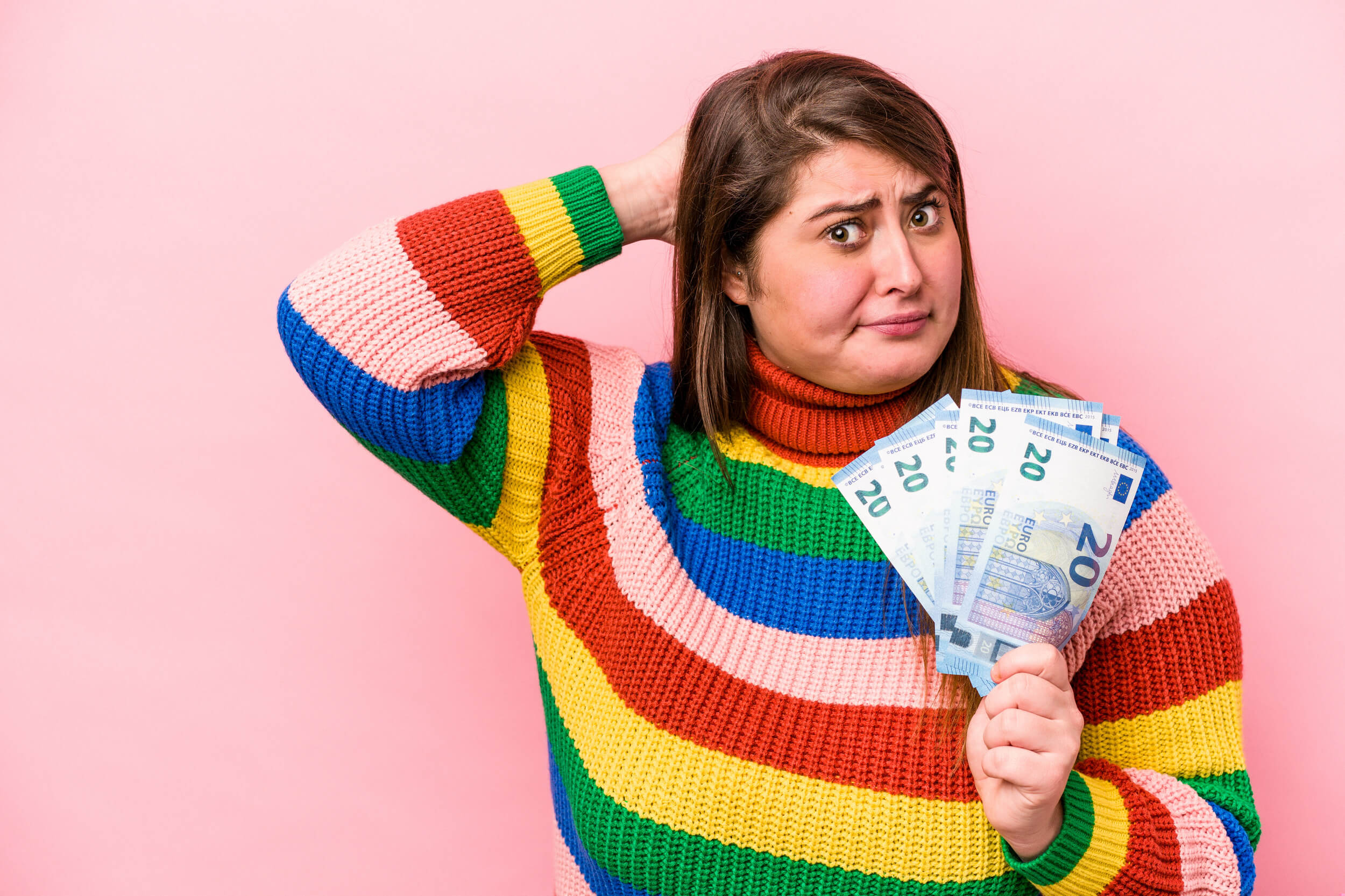 Femme tenant une série de billet et se tenant la tête de manière perplexe