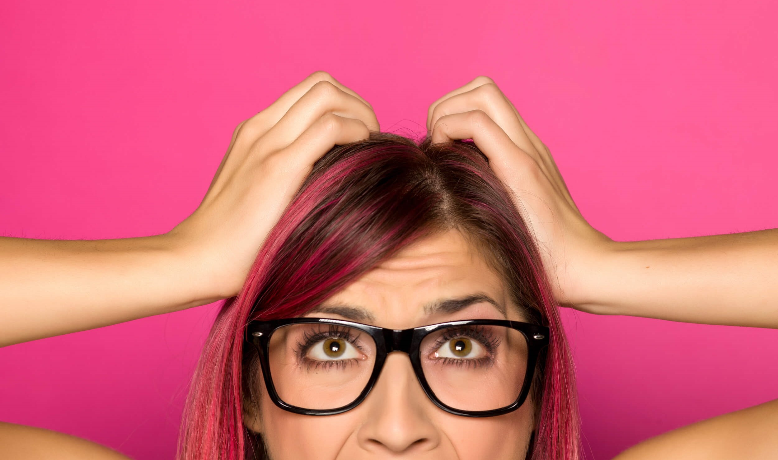 femme qui se tient la tête