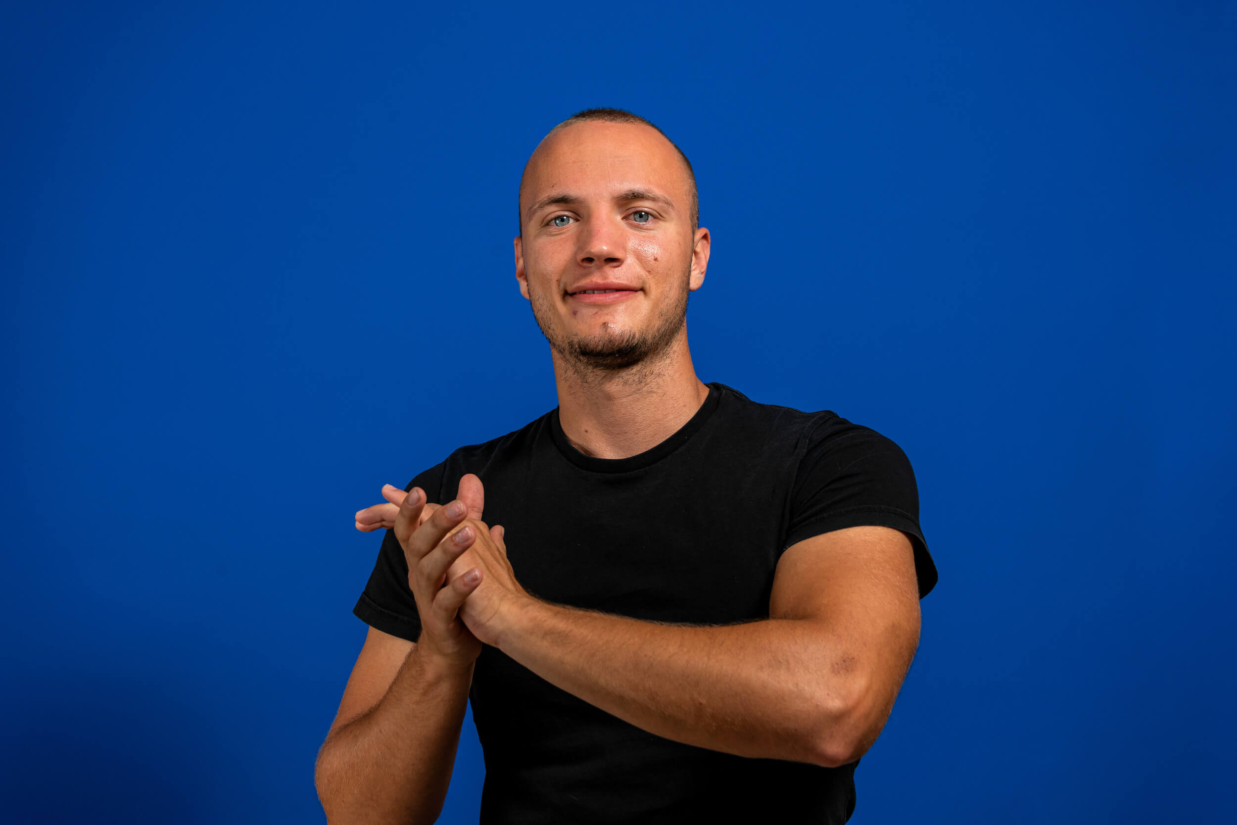 Homme se frotte les mains