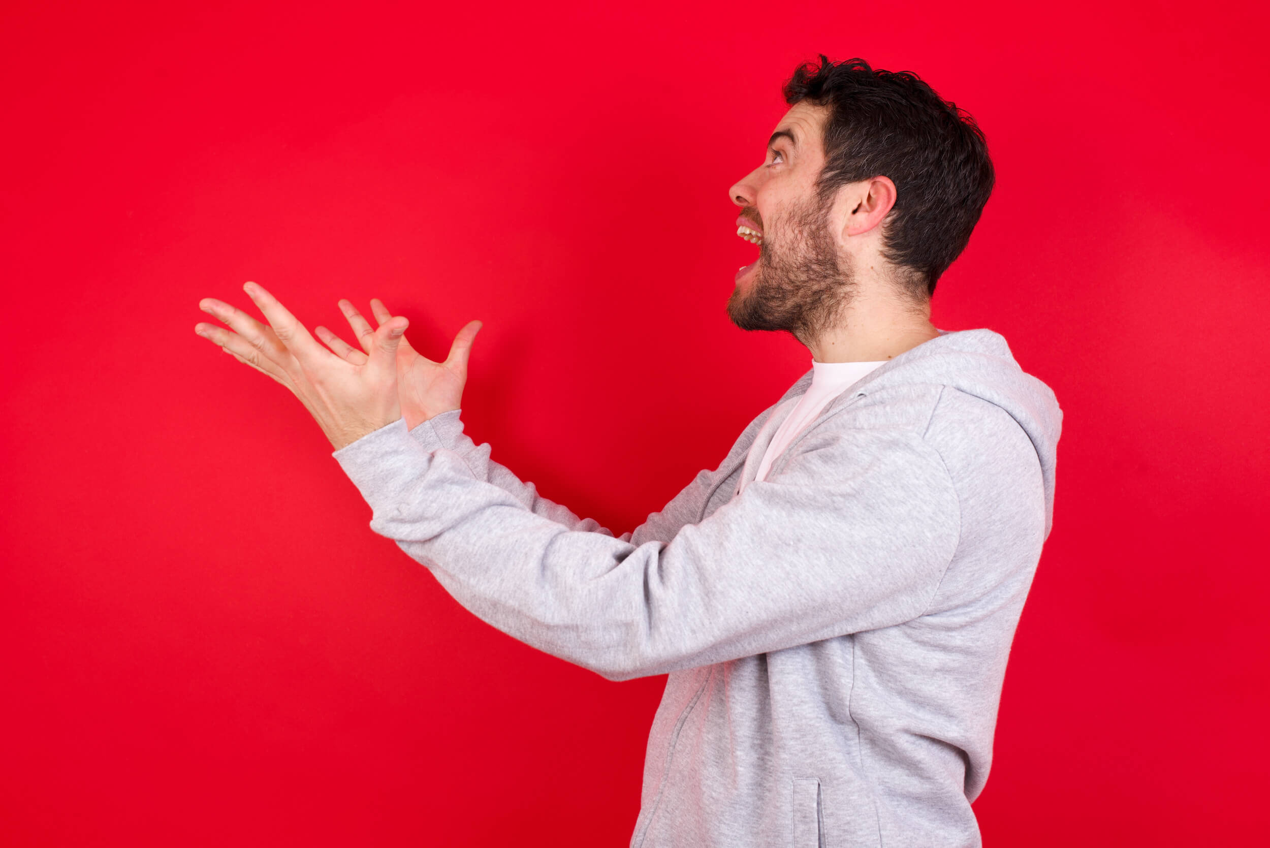 homme les mains en l'air content