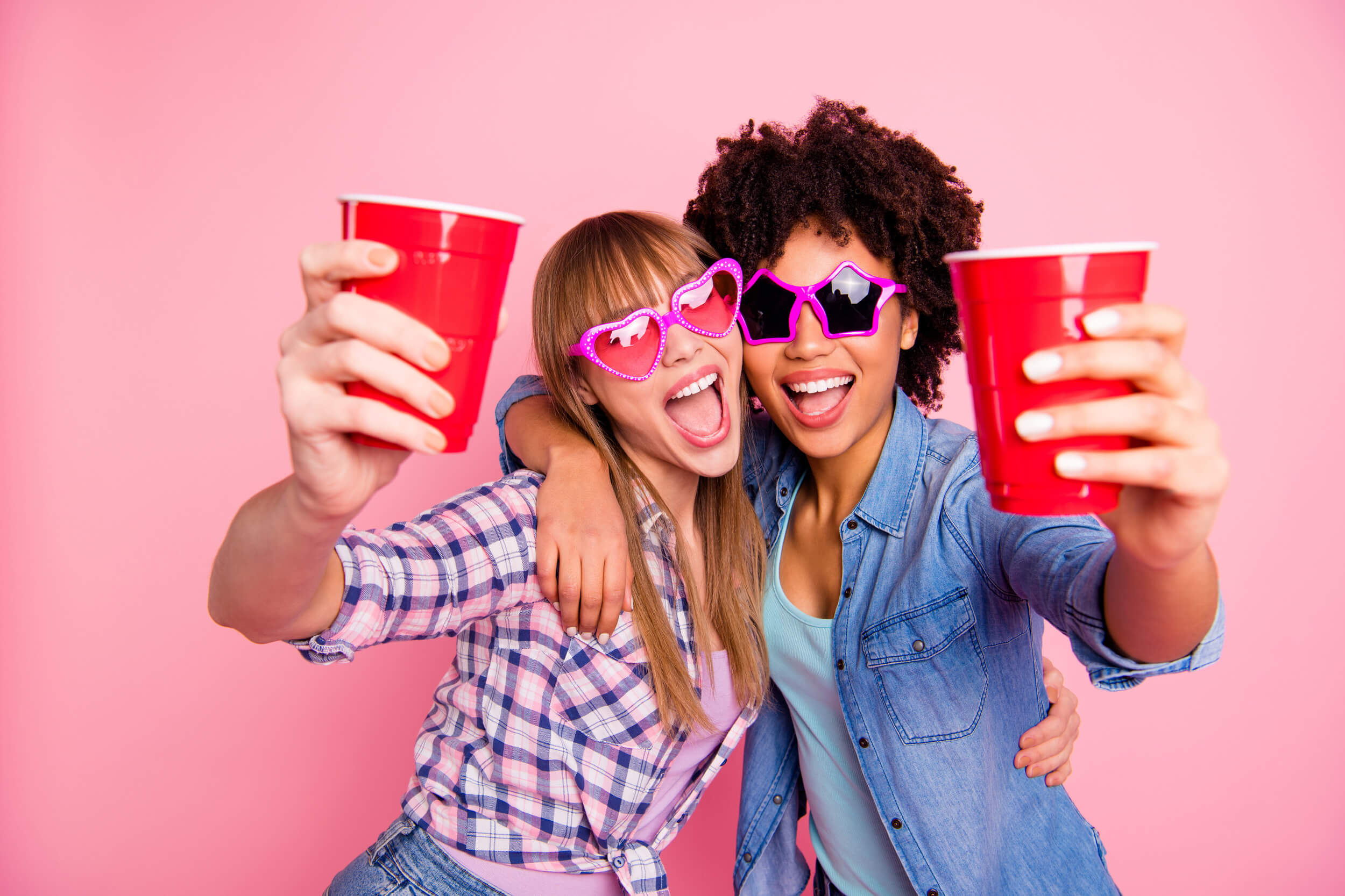 deux femmes déguisées avec un verre à la main