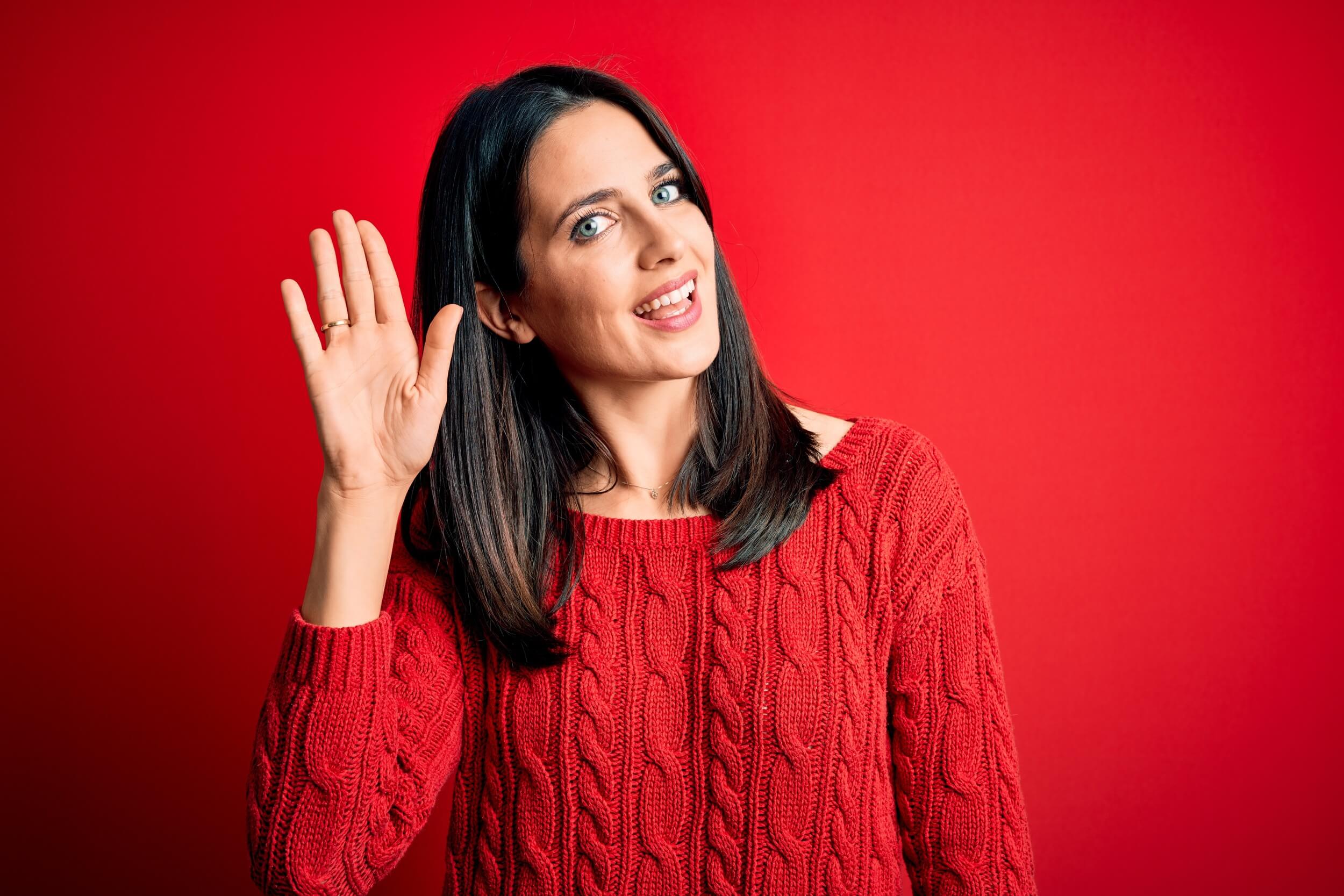 une femme dit au revoir