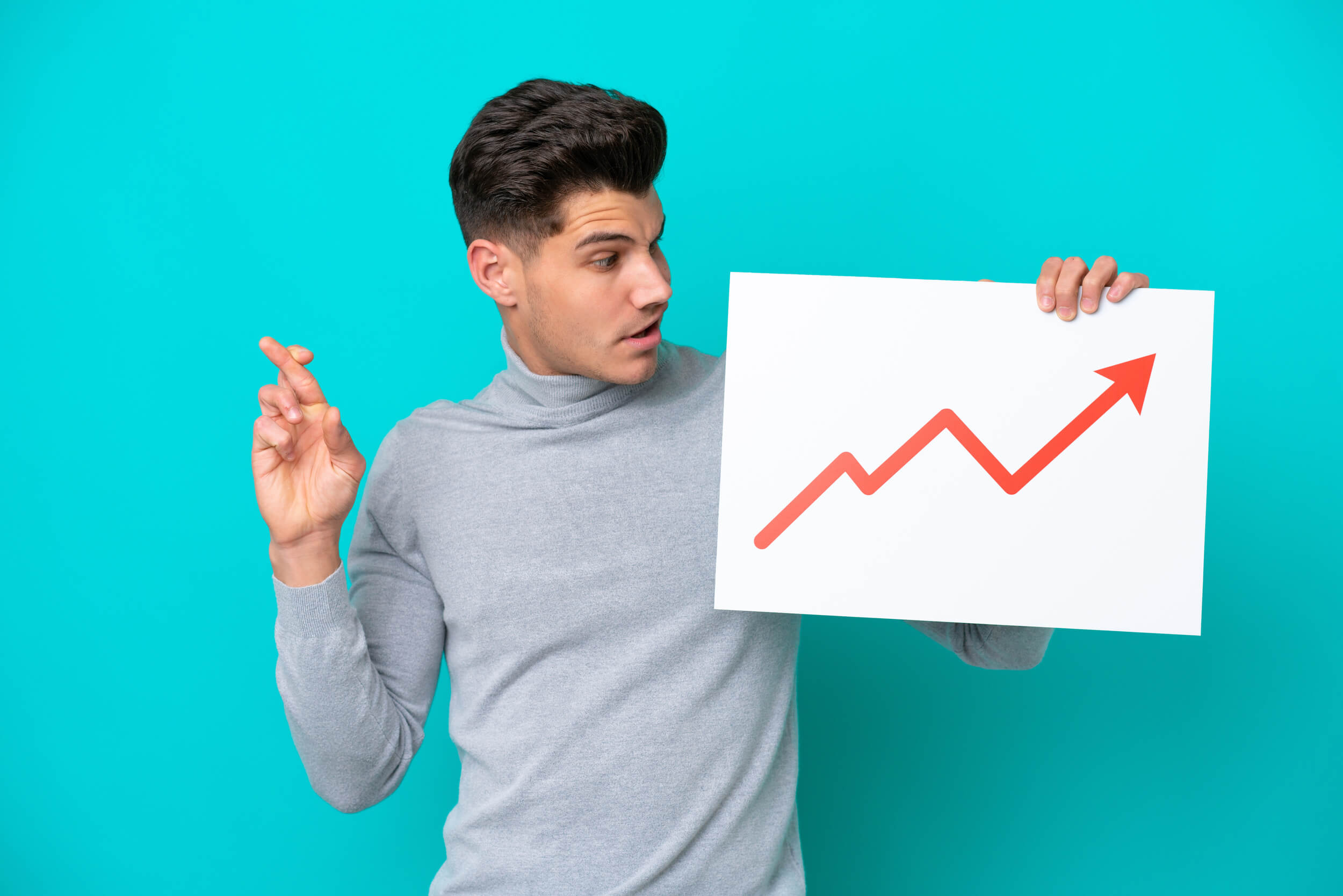 homme tenant un graphique qui pointe vers le haut