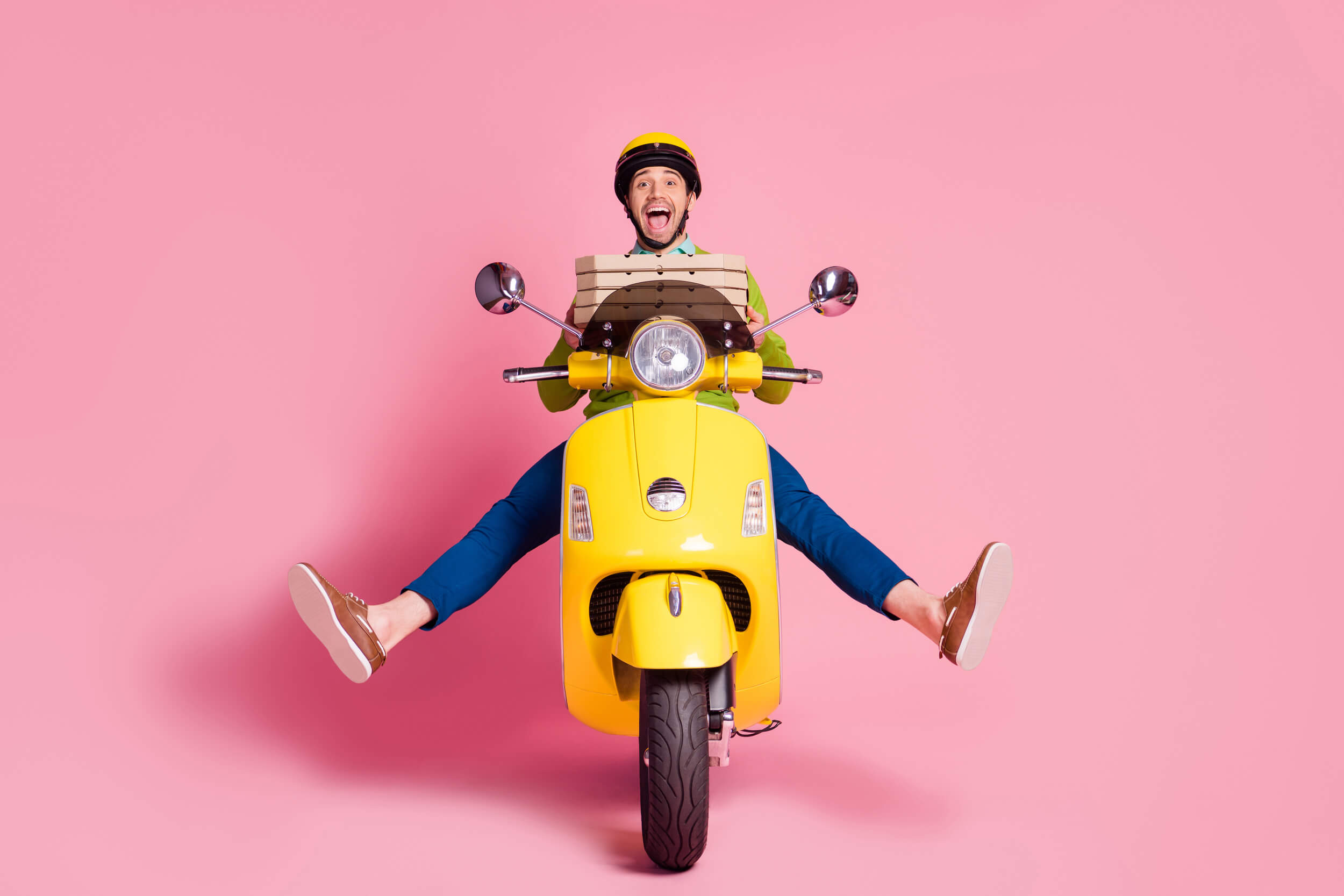 homme fun sur un scooter avec des pizzas