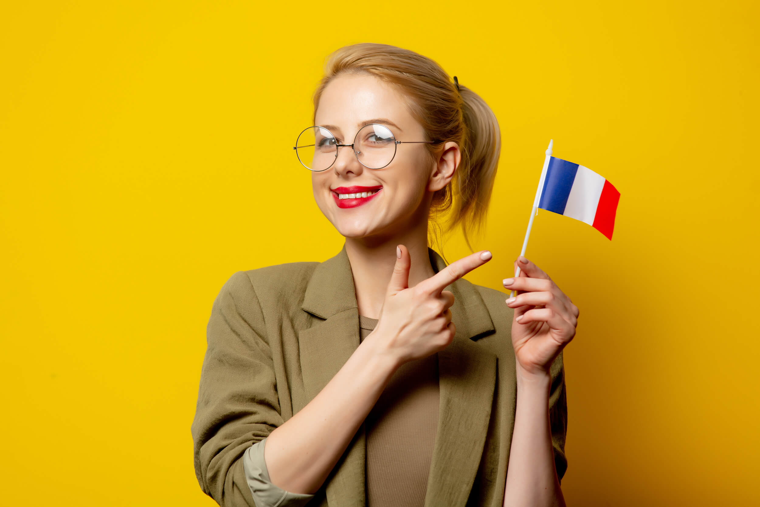 femme tenant un drapeau français à la main