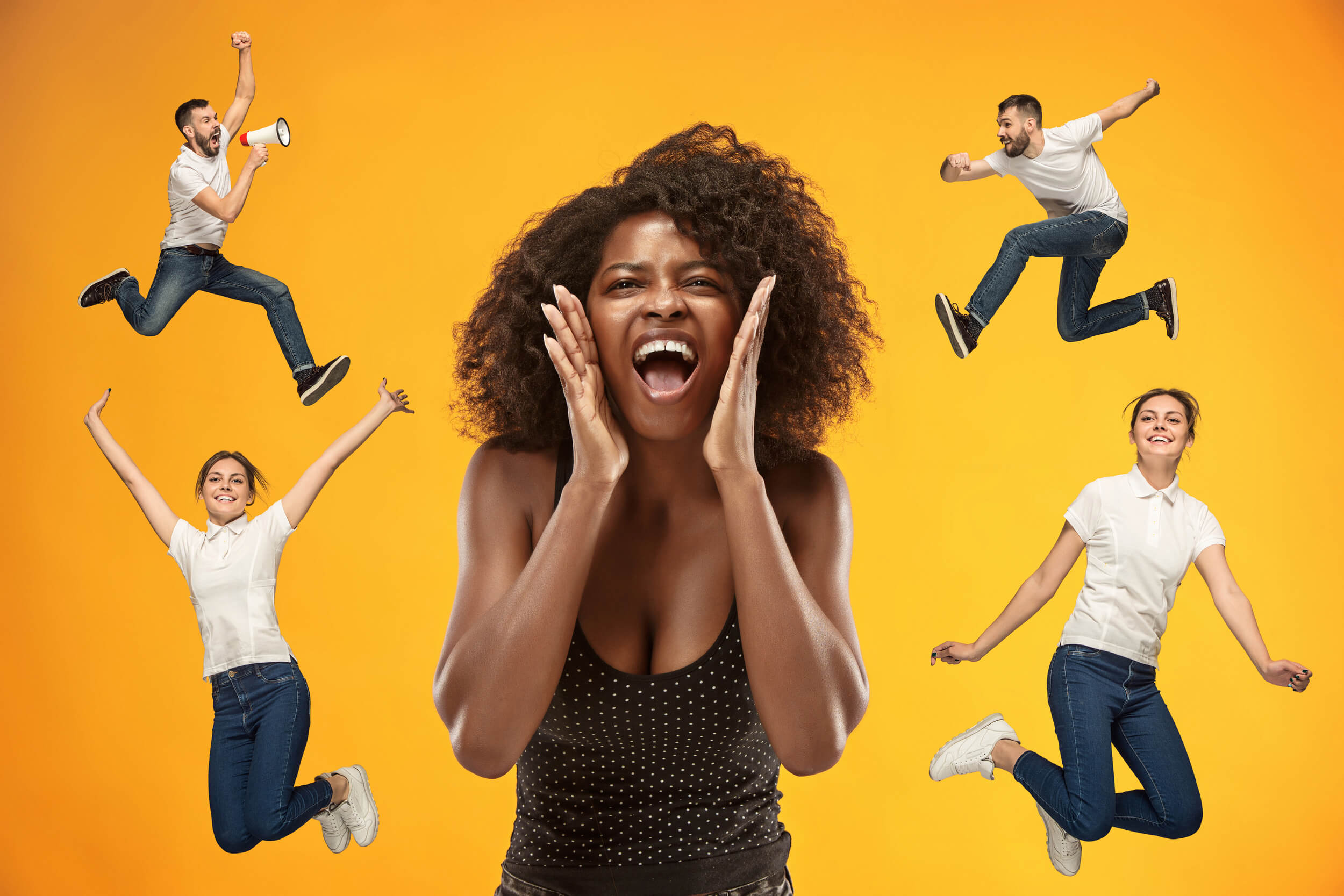 Femme criant et entourée de personnes heureuses