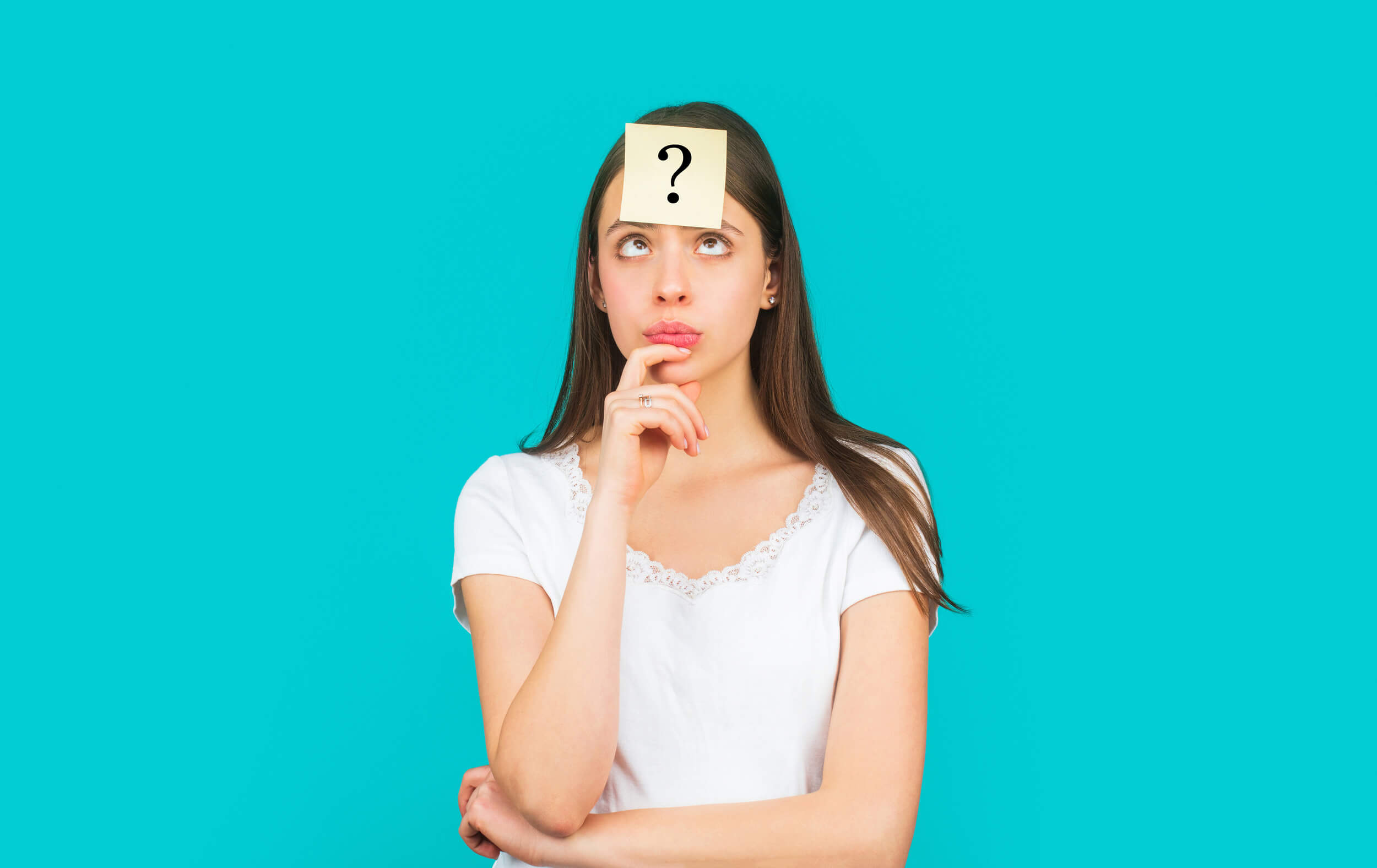 femme avec un post it point d'interrogation sur la tête