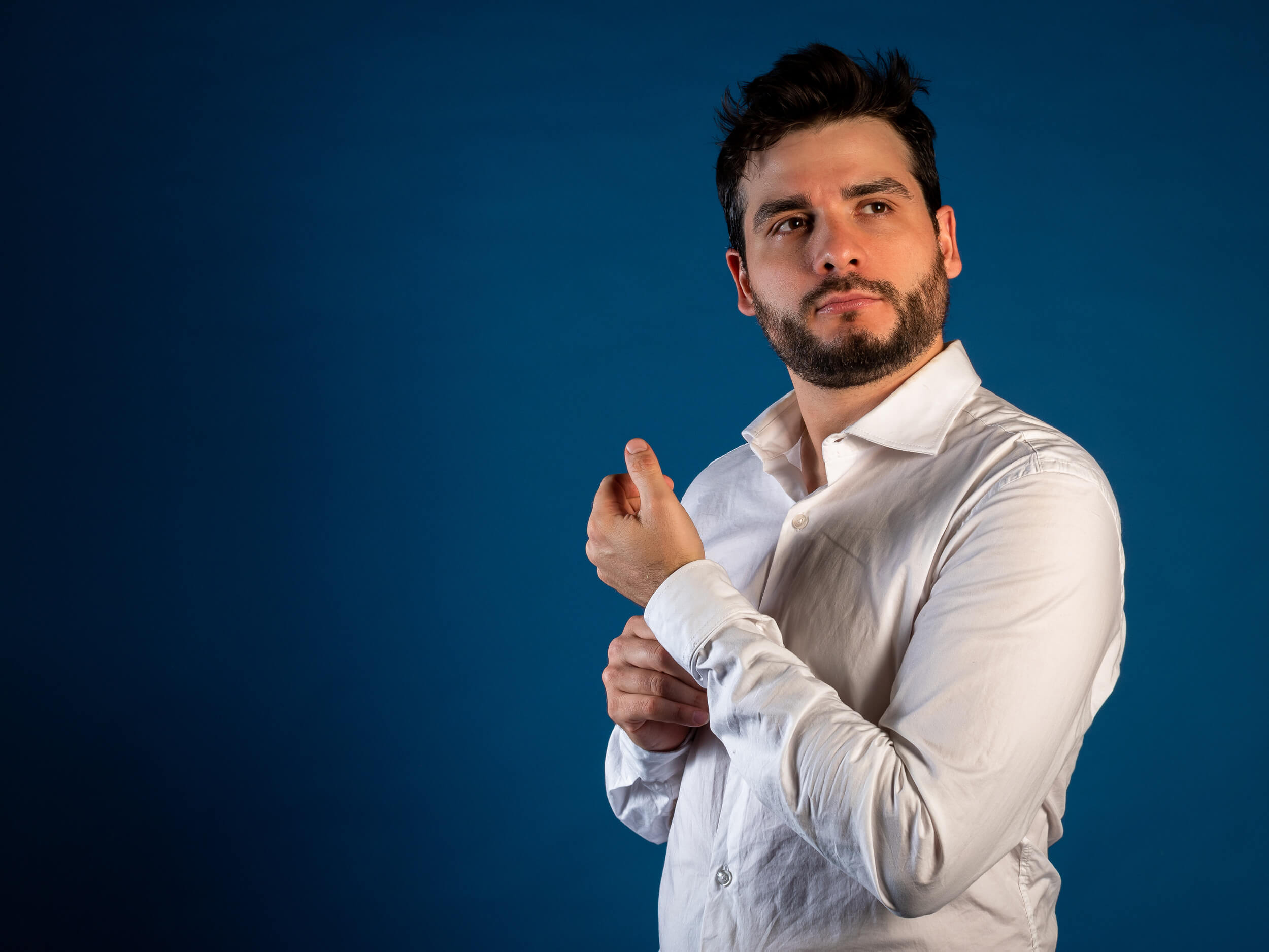 homme se reboutonne les manches de sa chemise