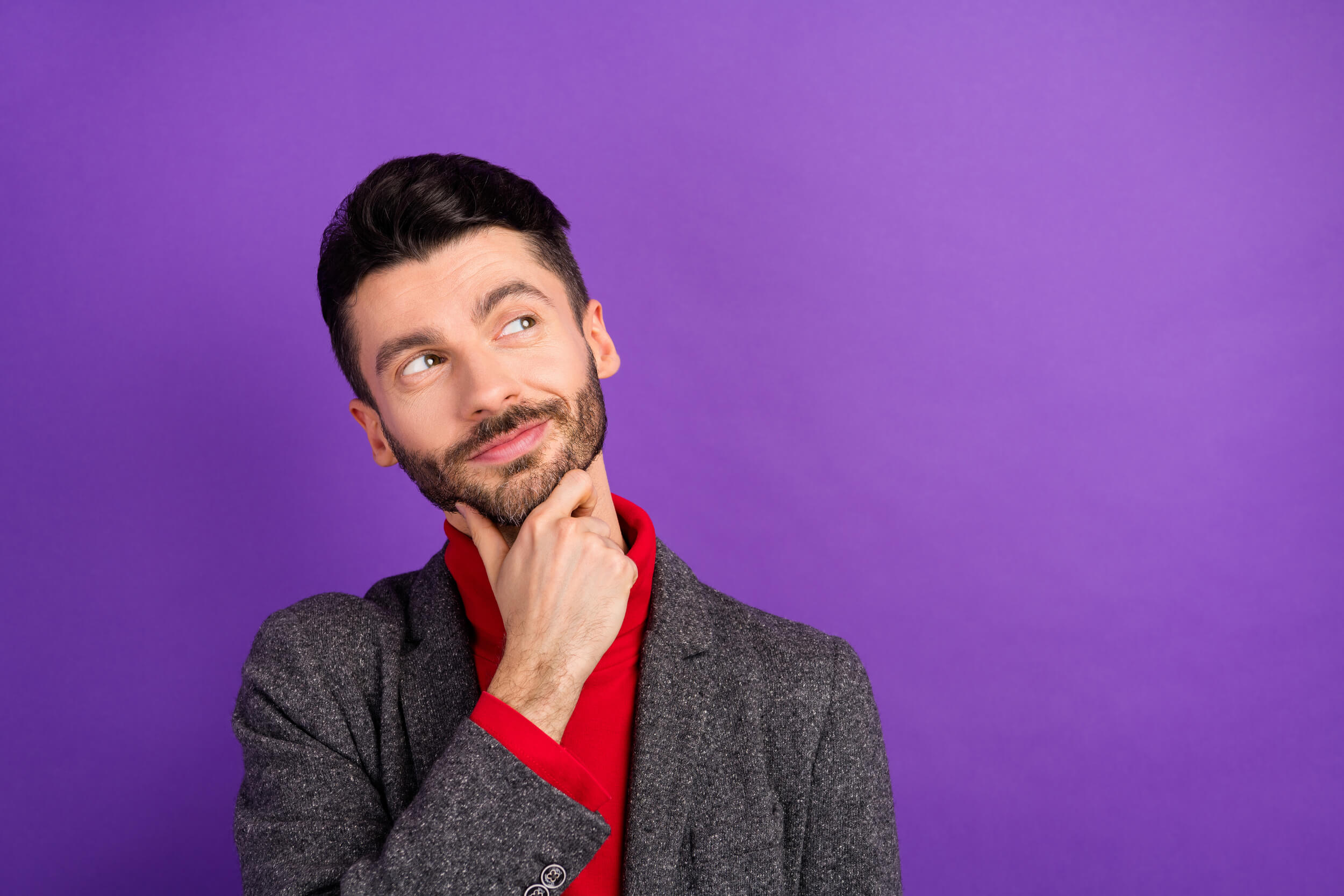 homme qui réfléchit la main sous le menton