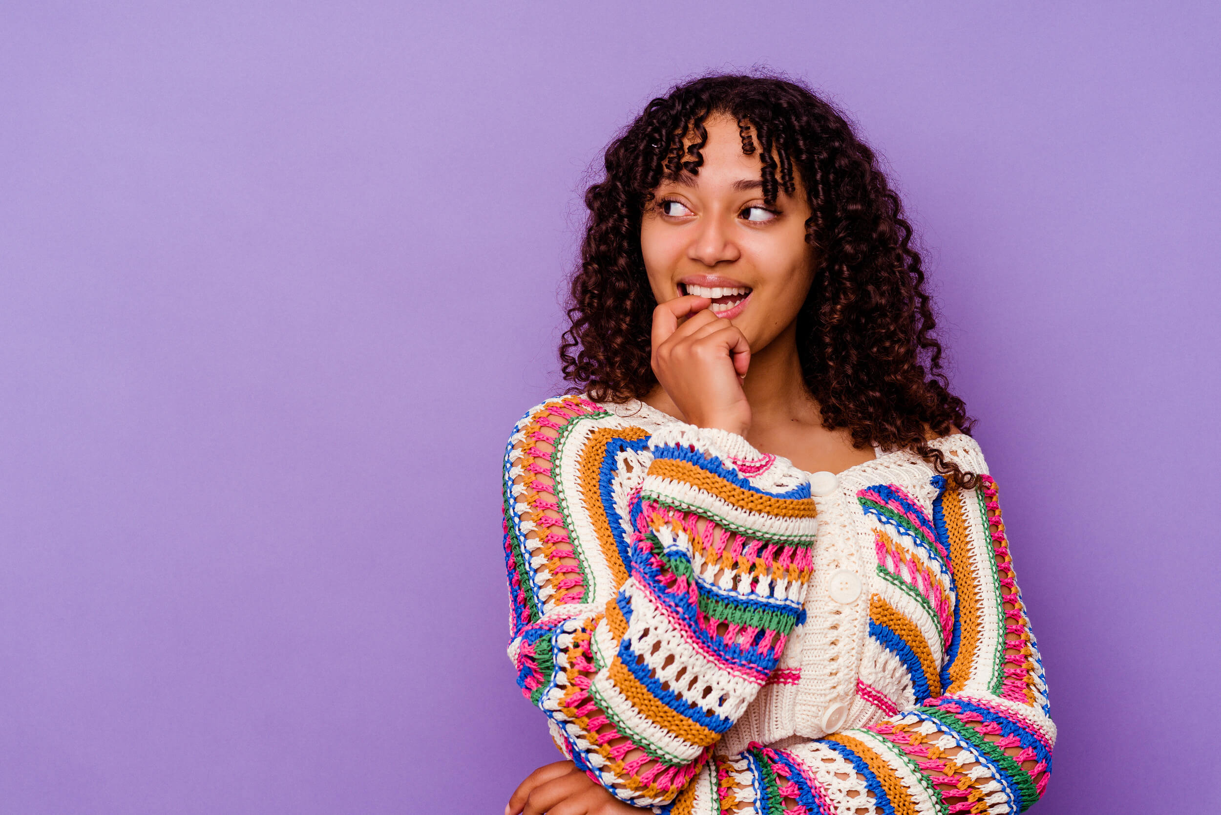 femme sourit et réfléchit