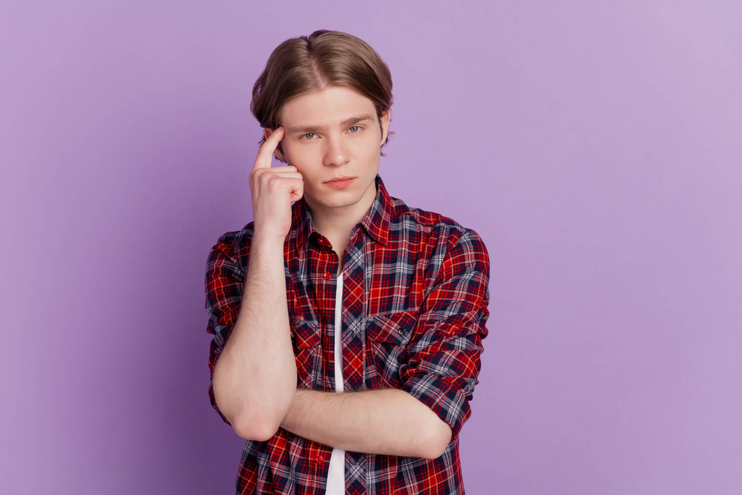 homme se gratte la tête