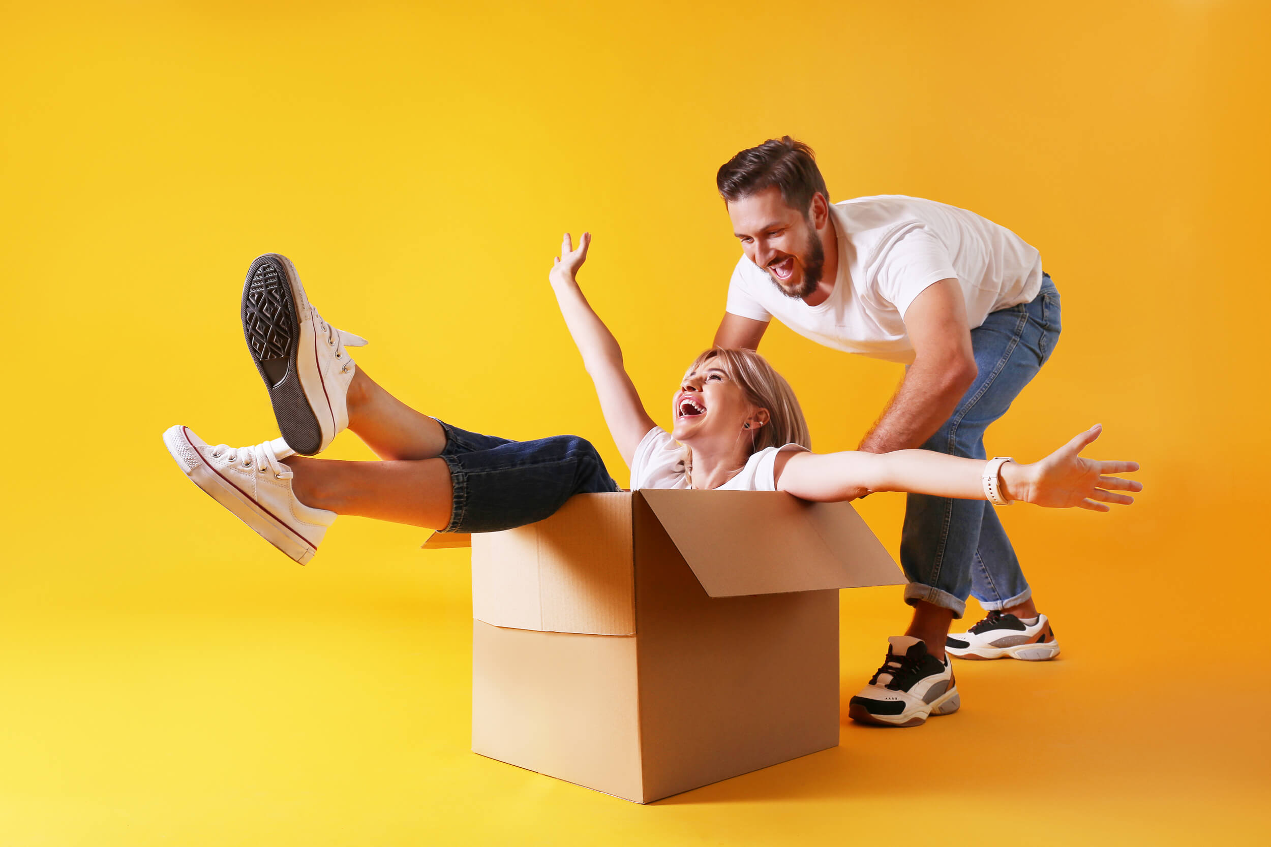 homme avec une femme dans un carton