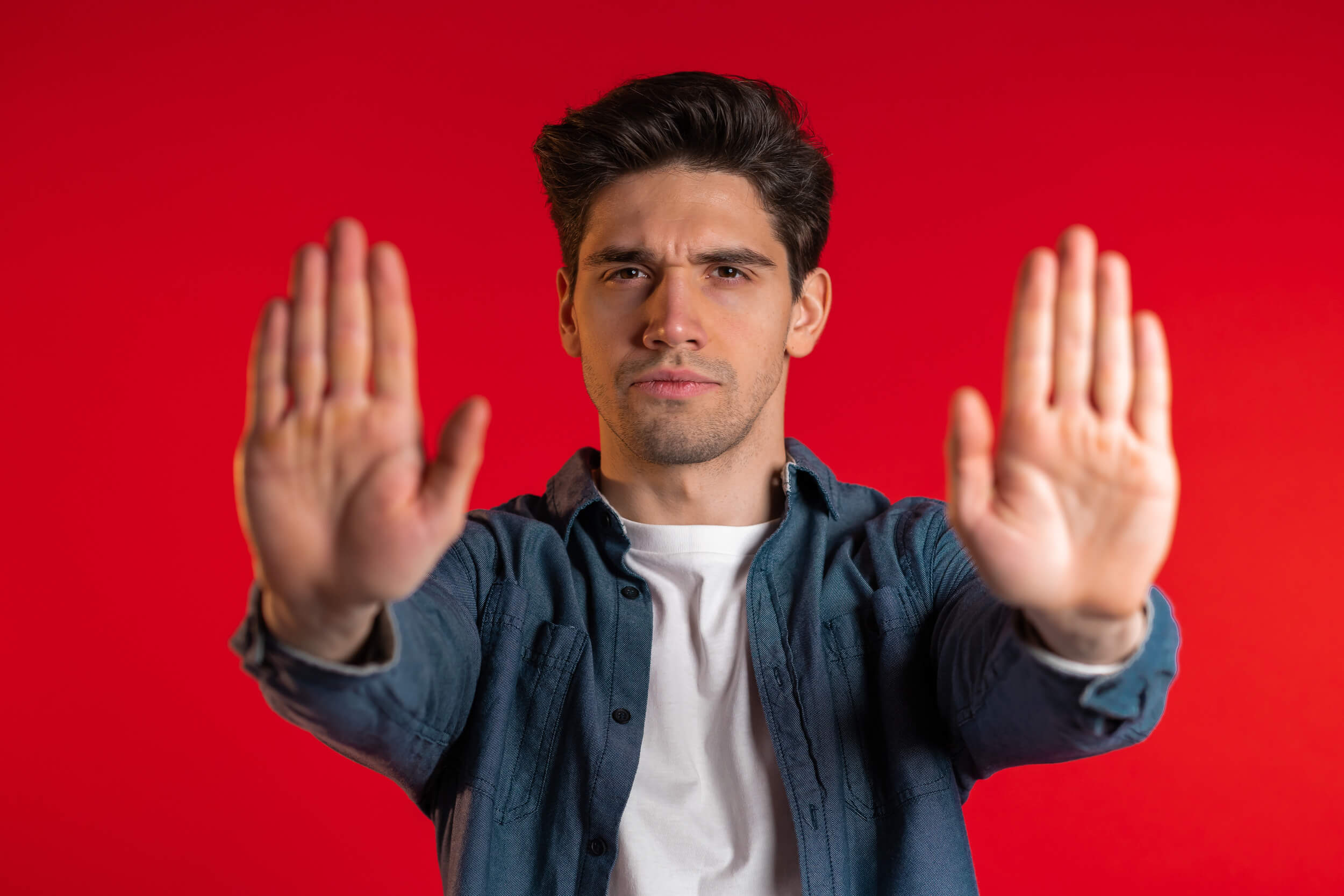 homme dit stop sur fond rouge