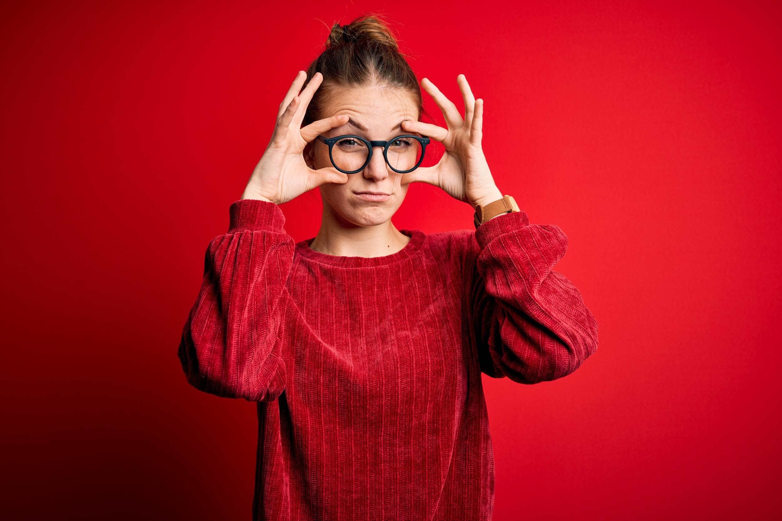 femme se tient le crâne