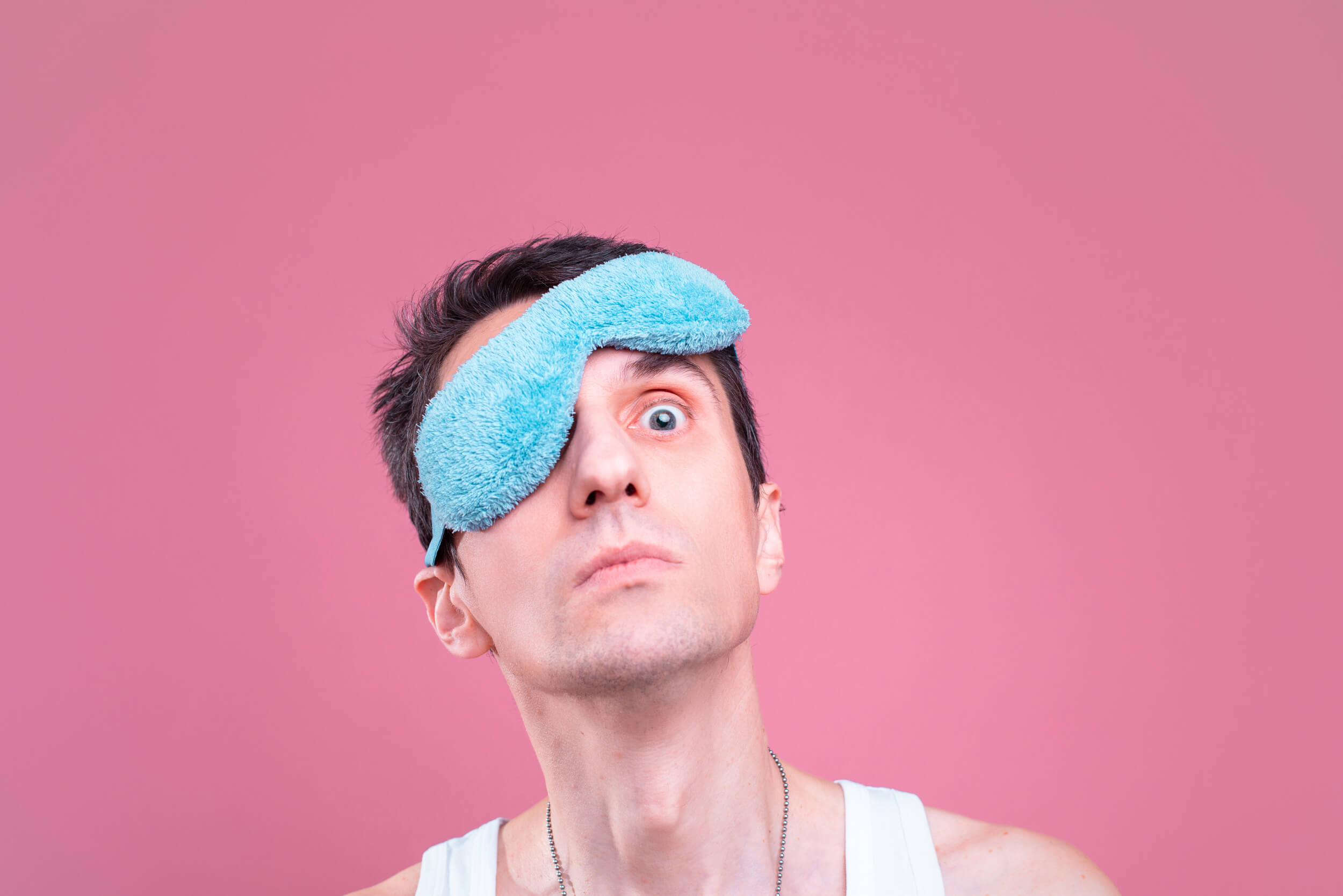 homme avec un loup sur les yeux à moitié mis