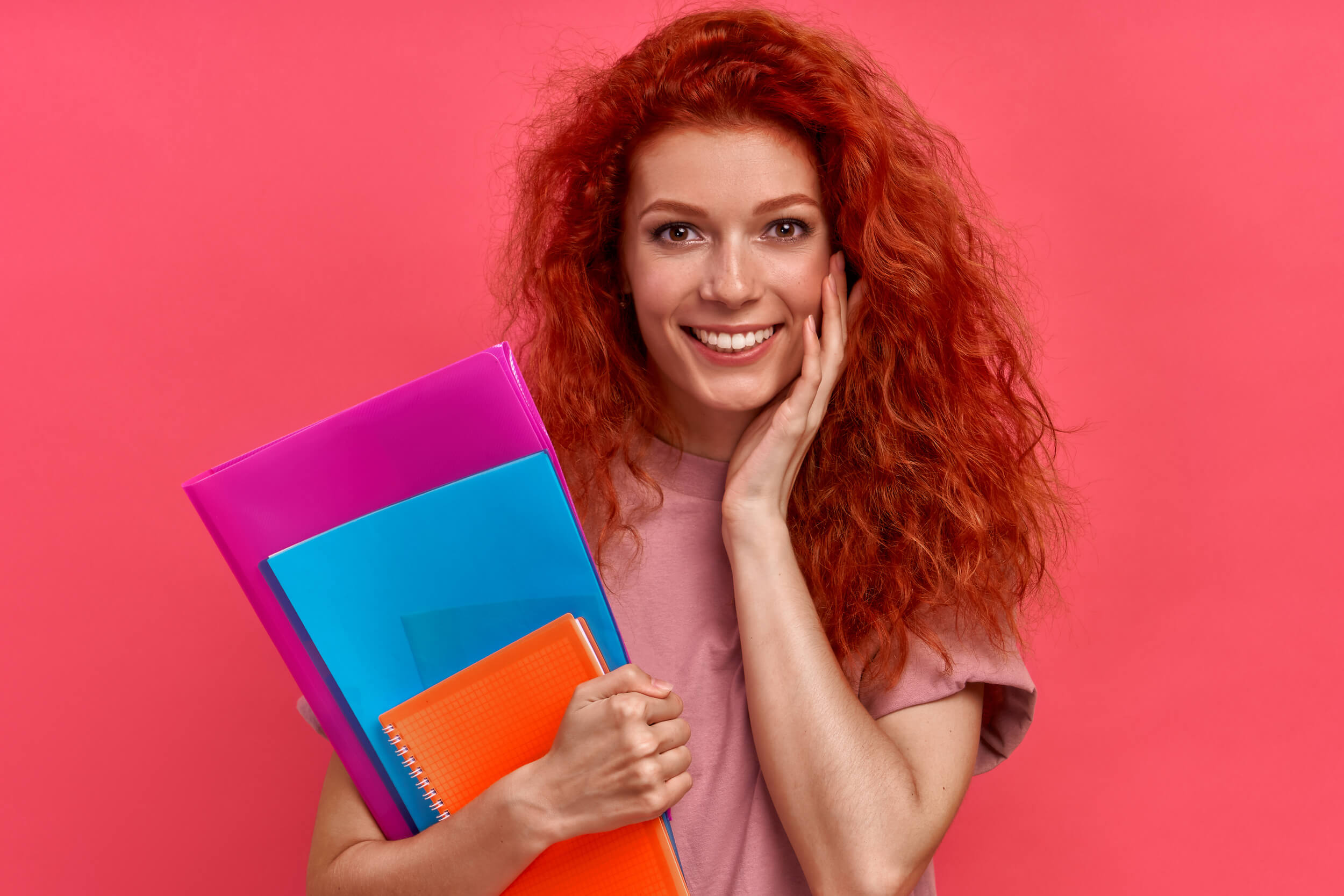 femme tient des dossiers