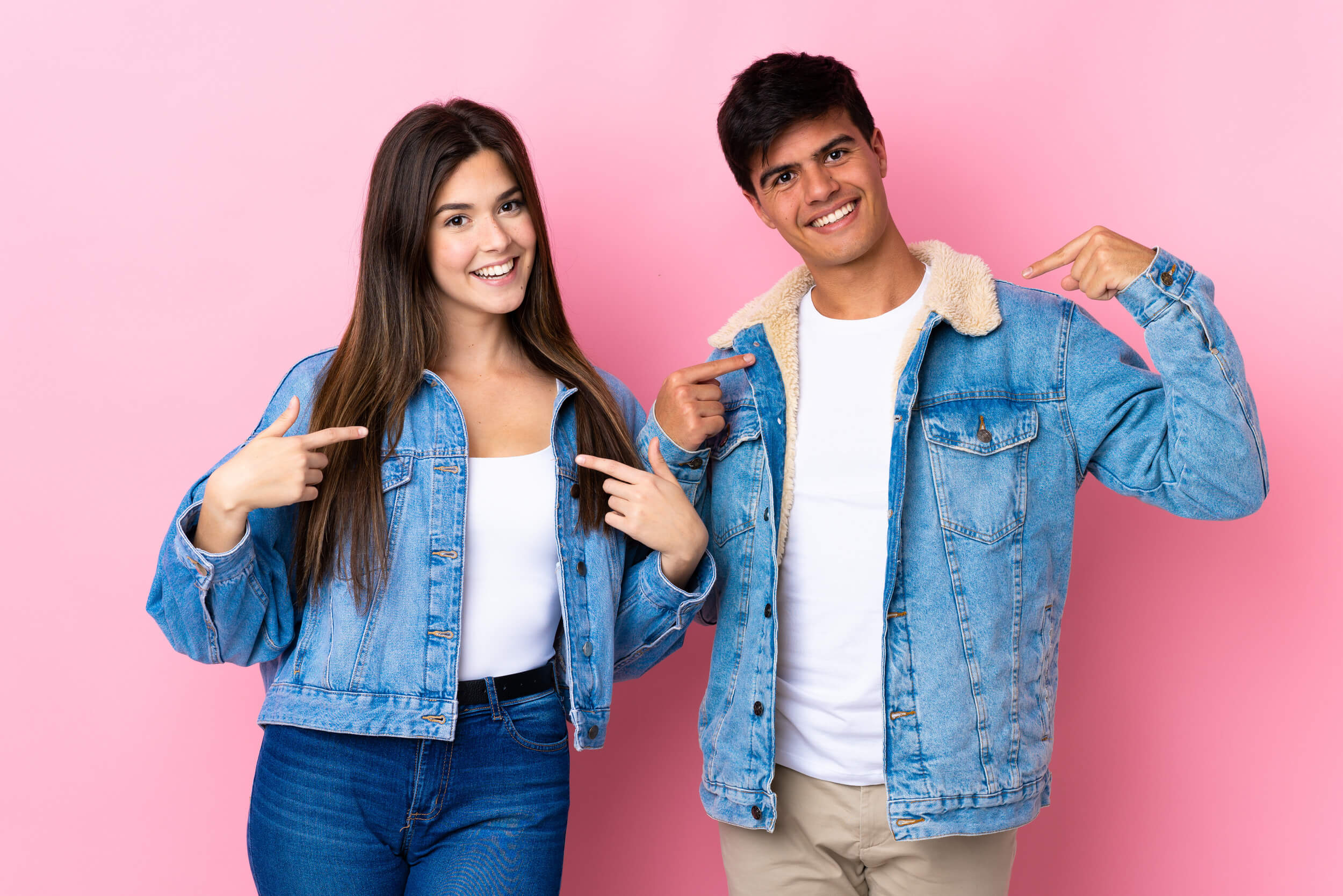 deux personnes se pointent du doigt