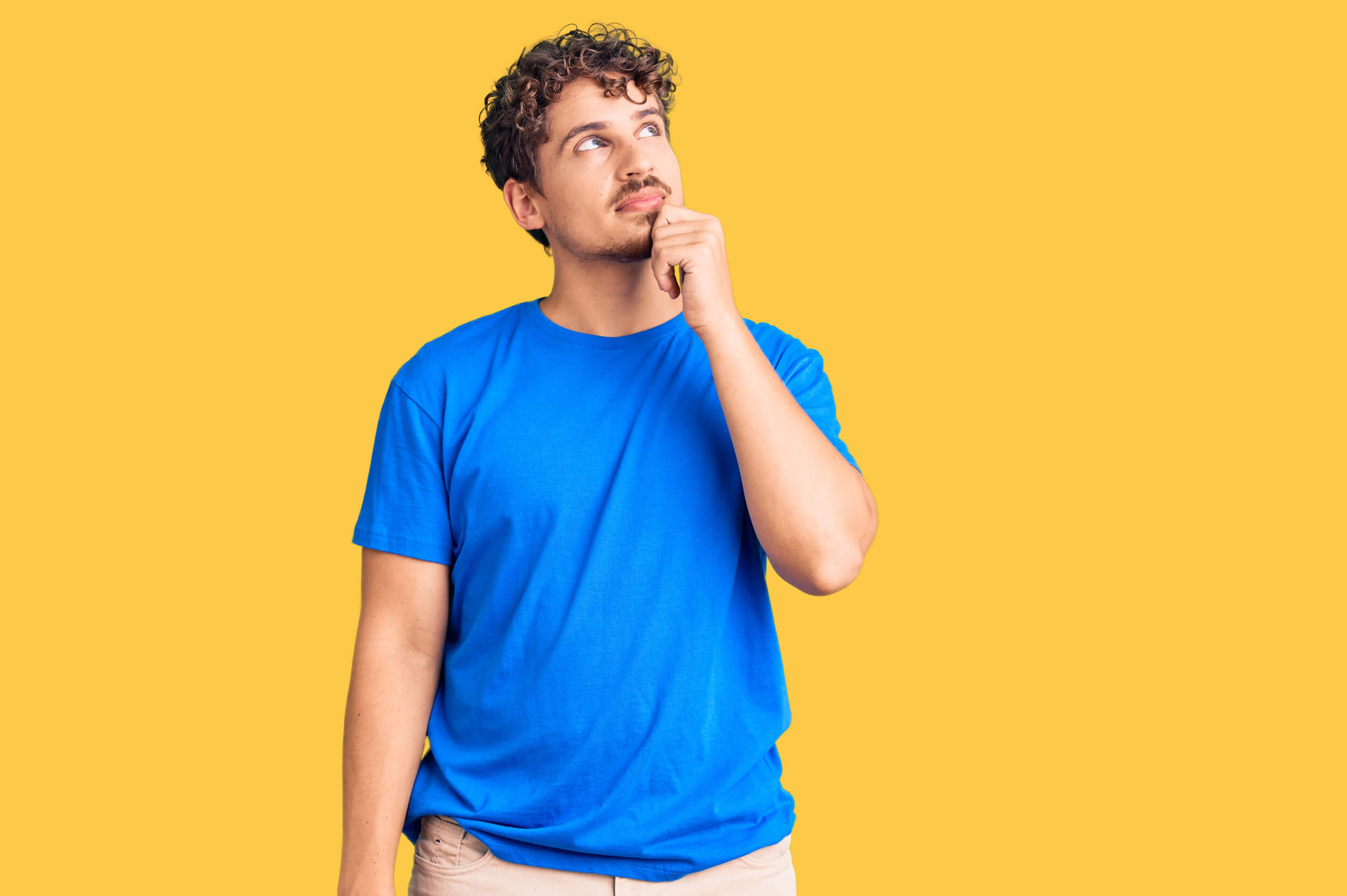 homme se pose des questions