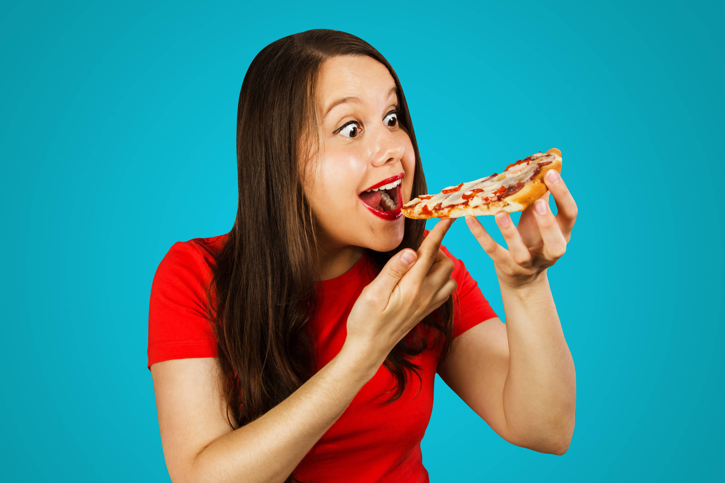 femme qui mange une part de pizza