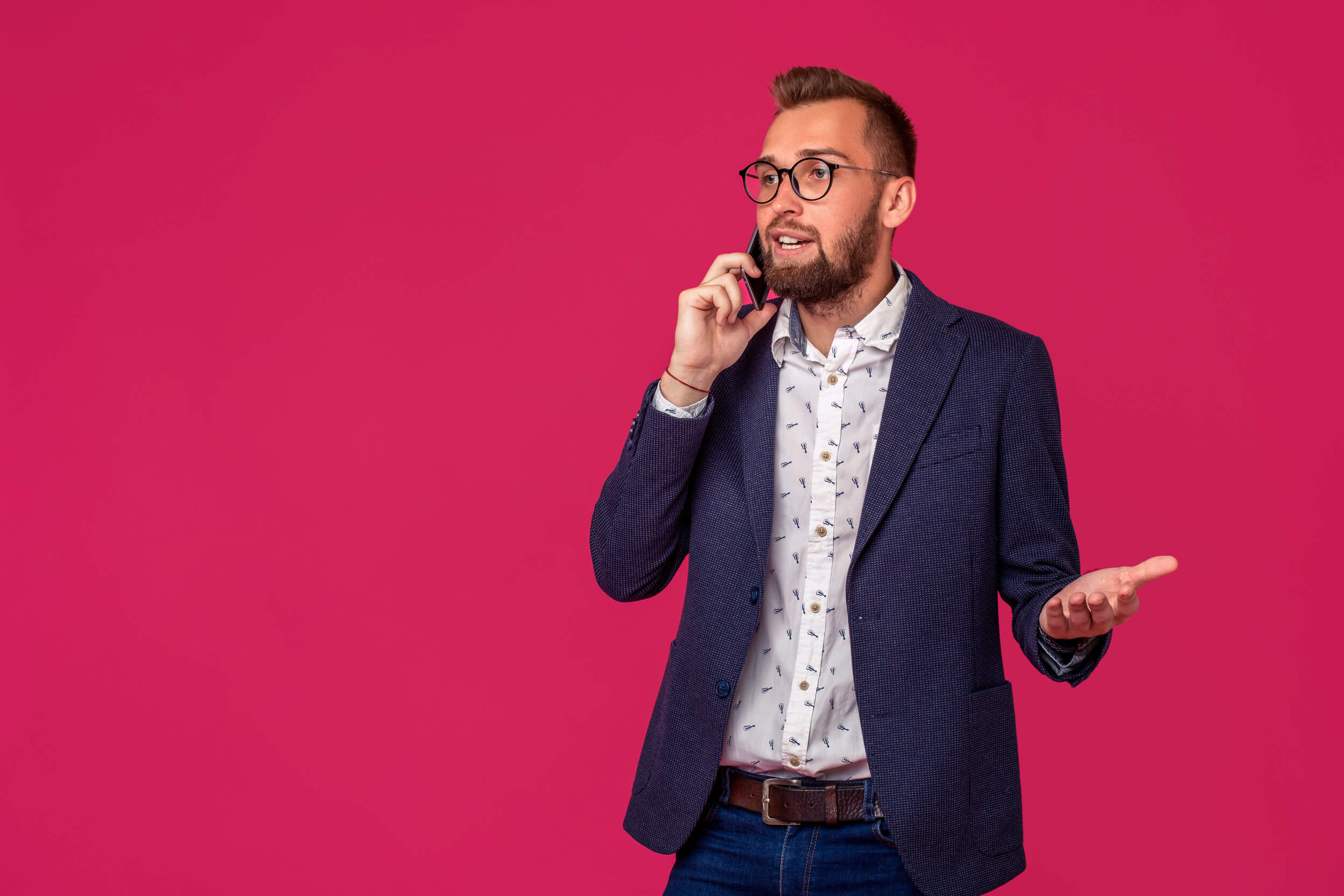 homme au téléphone