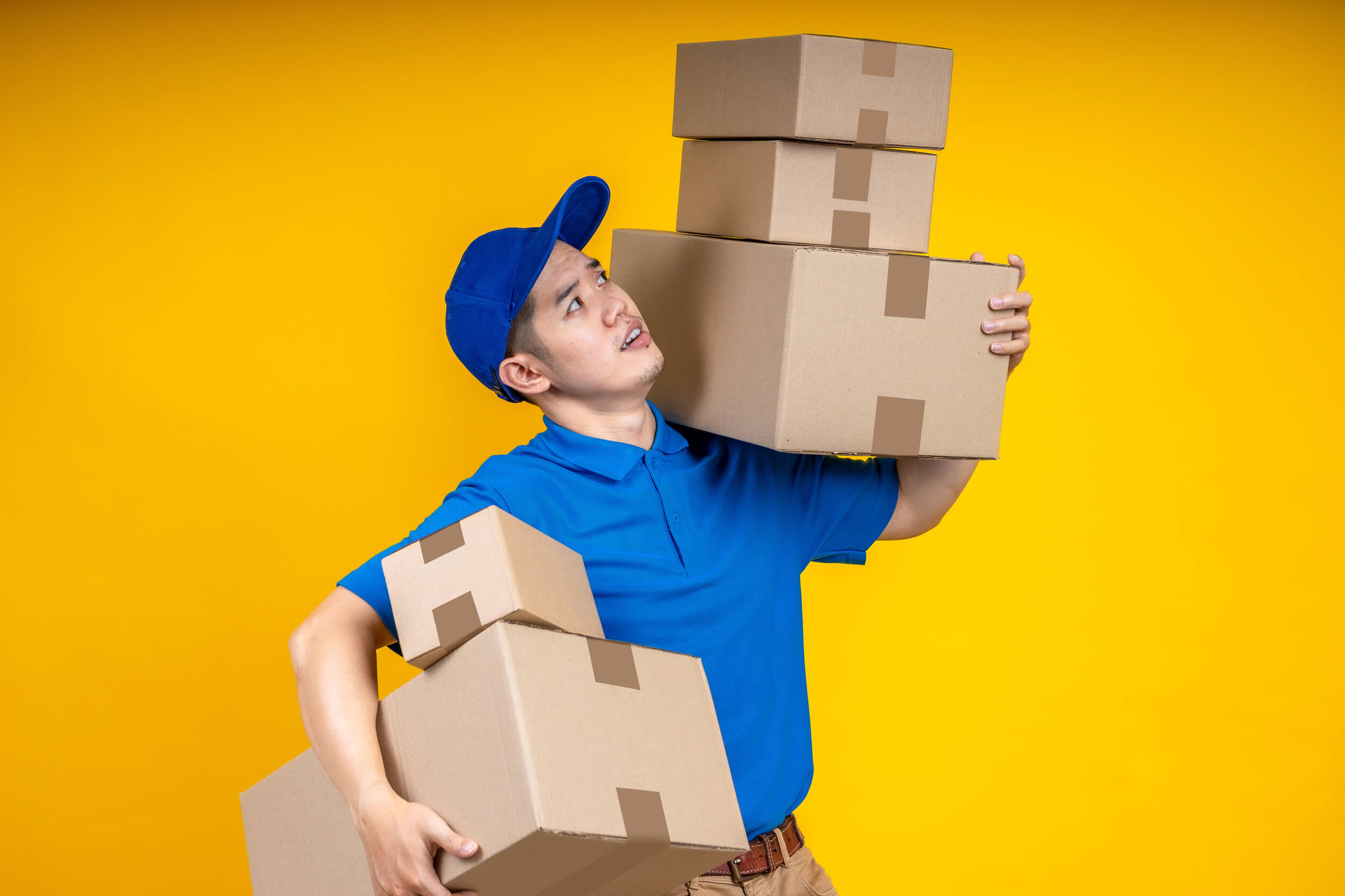 homme qui porte des cartons