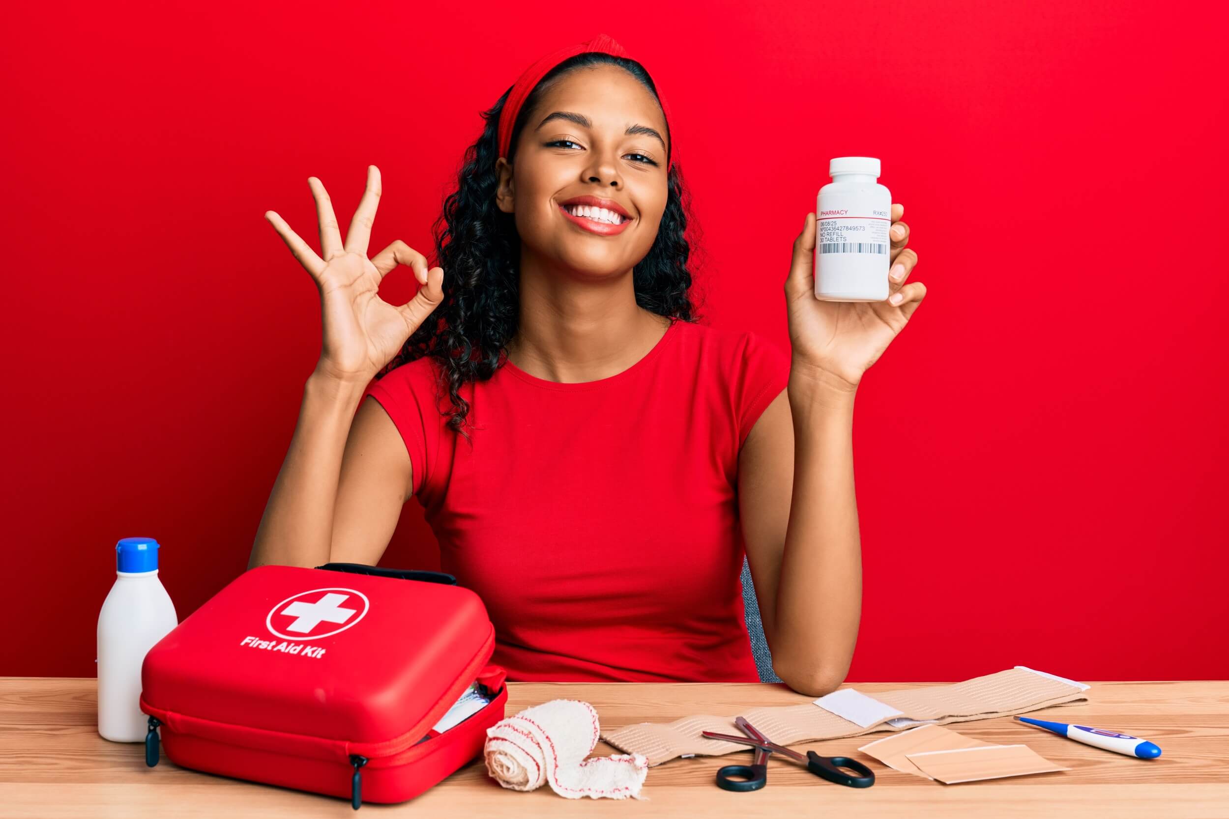 Femme avec une trousse de secours