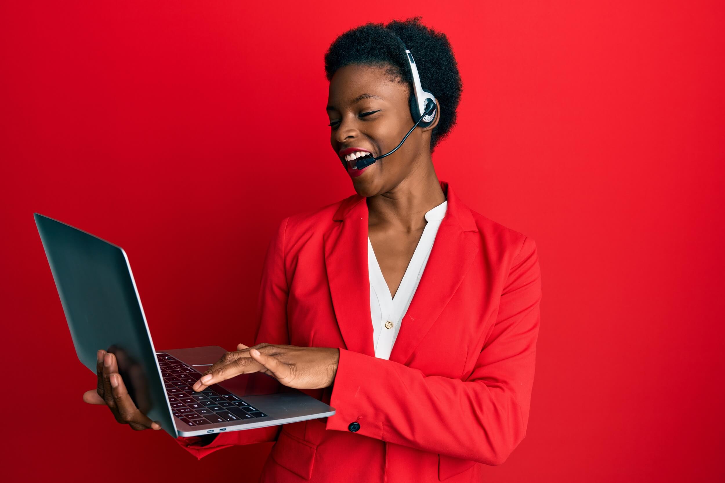 femme avec son ordi et son micro casque