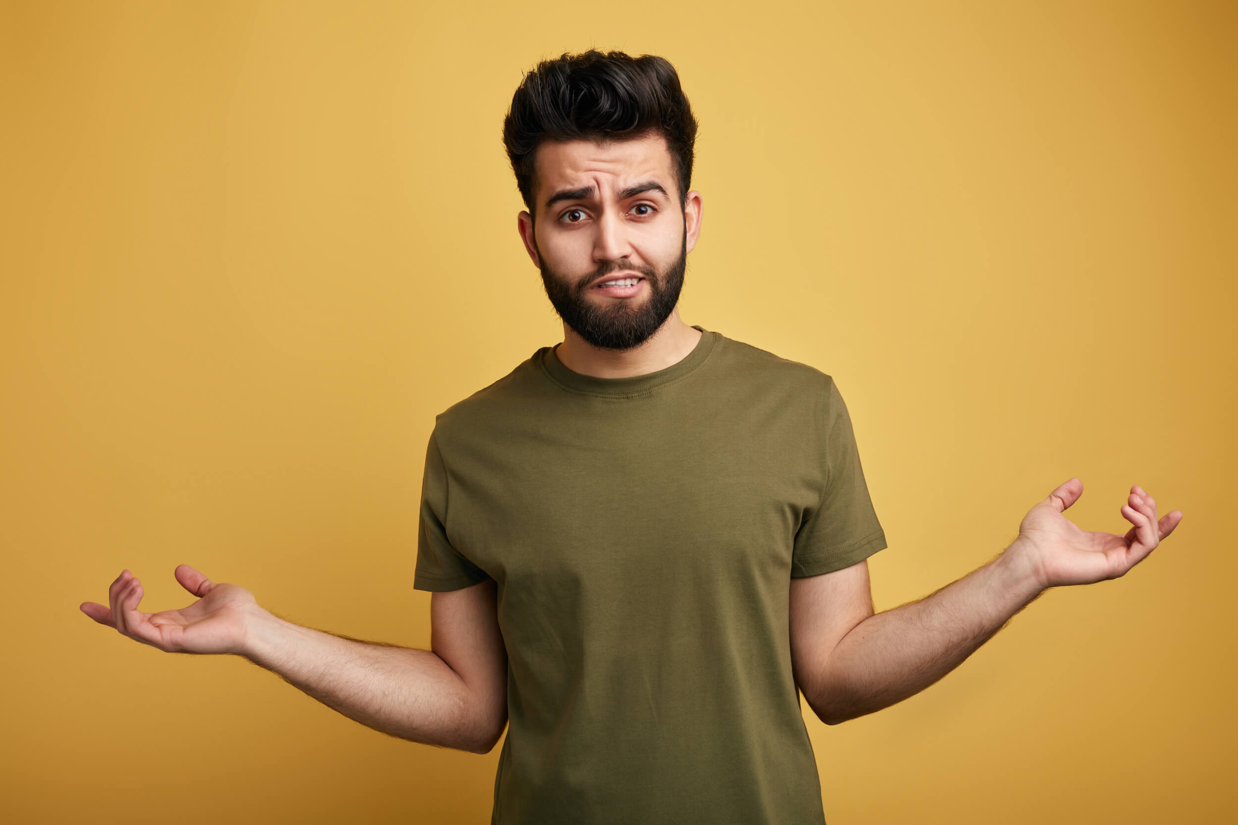 homme se pose des questions