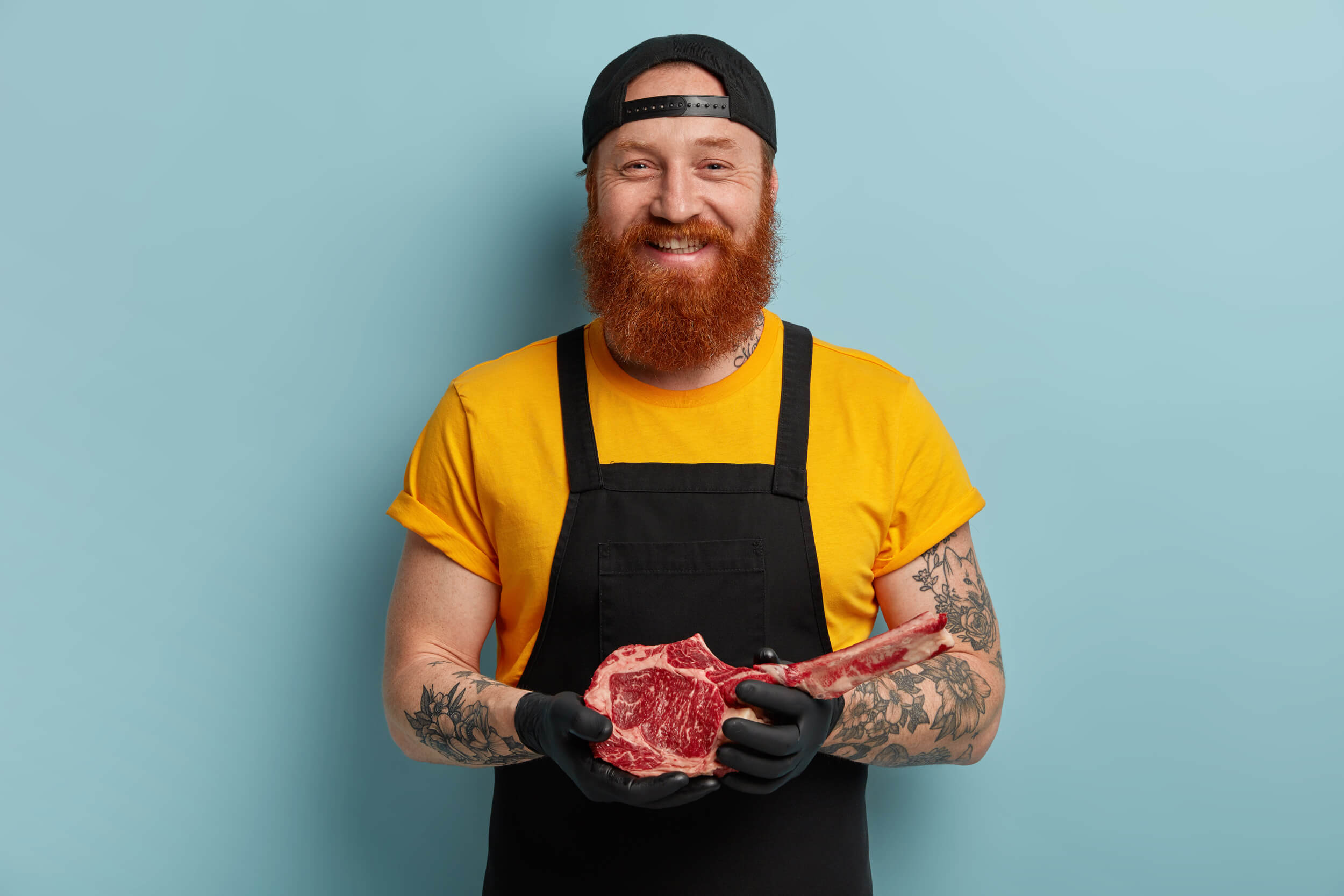 homme avec un morceau de viande dans les mains