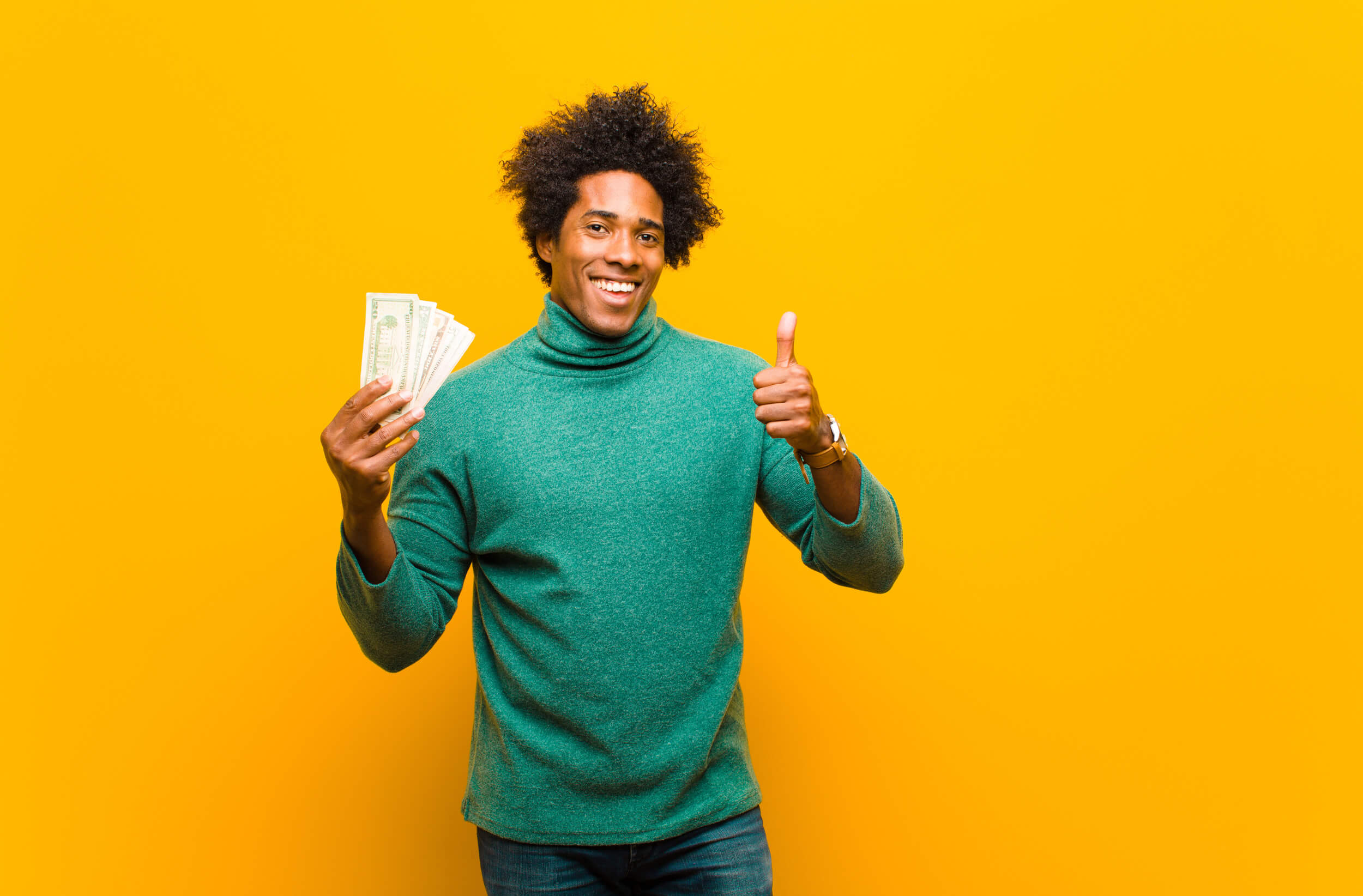 homme qui tient des billet et fait "super" avec son pouce