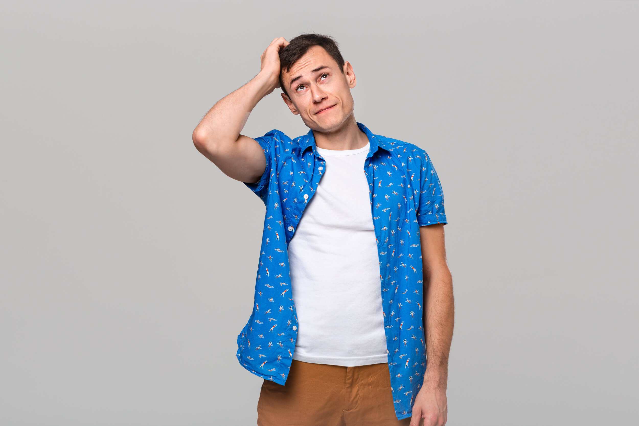 homme se gratte la tête