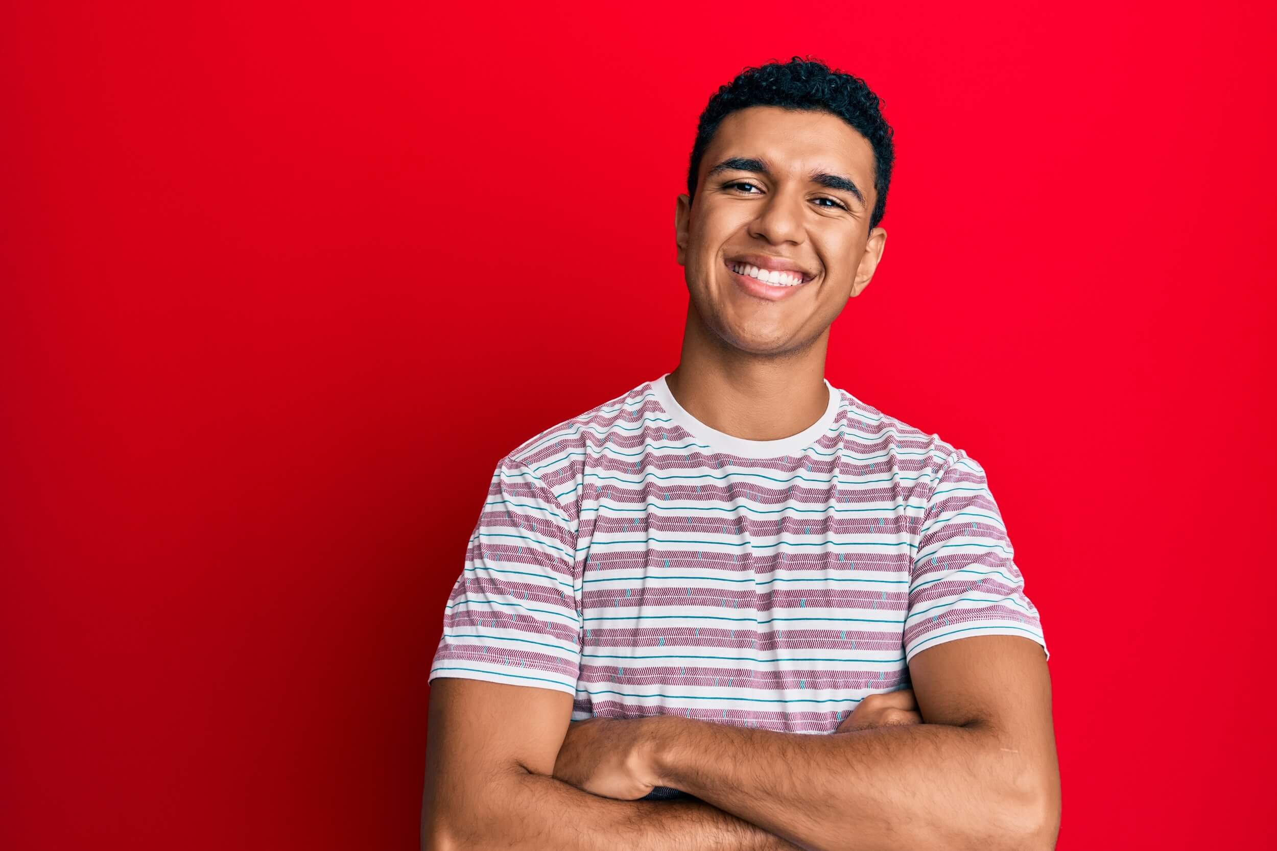 homme heureux bras croisés