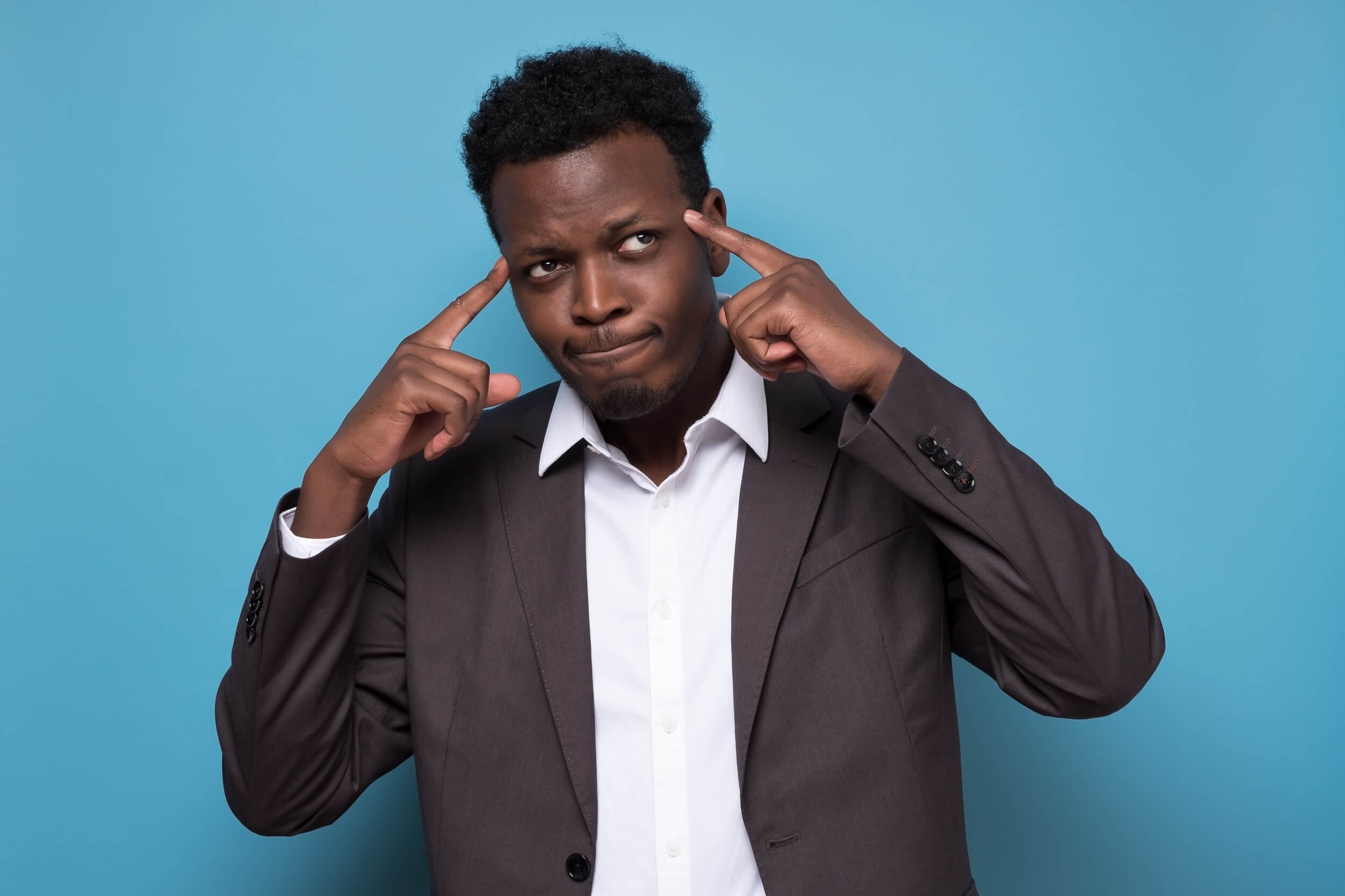 mec a les deux doigts sur les tempes