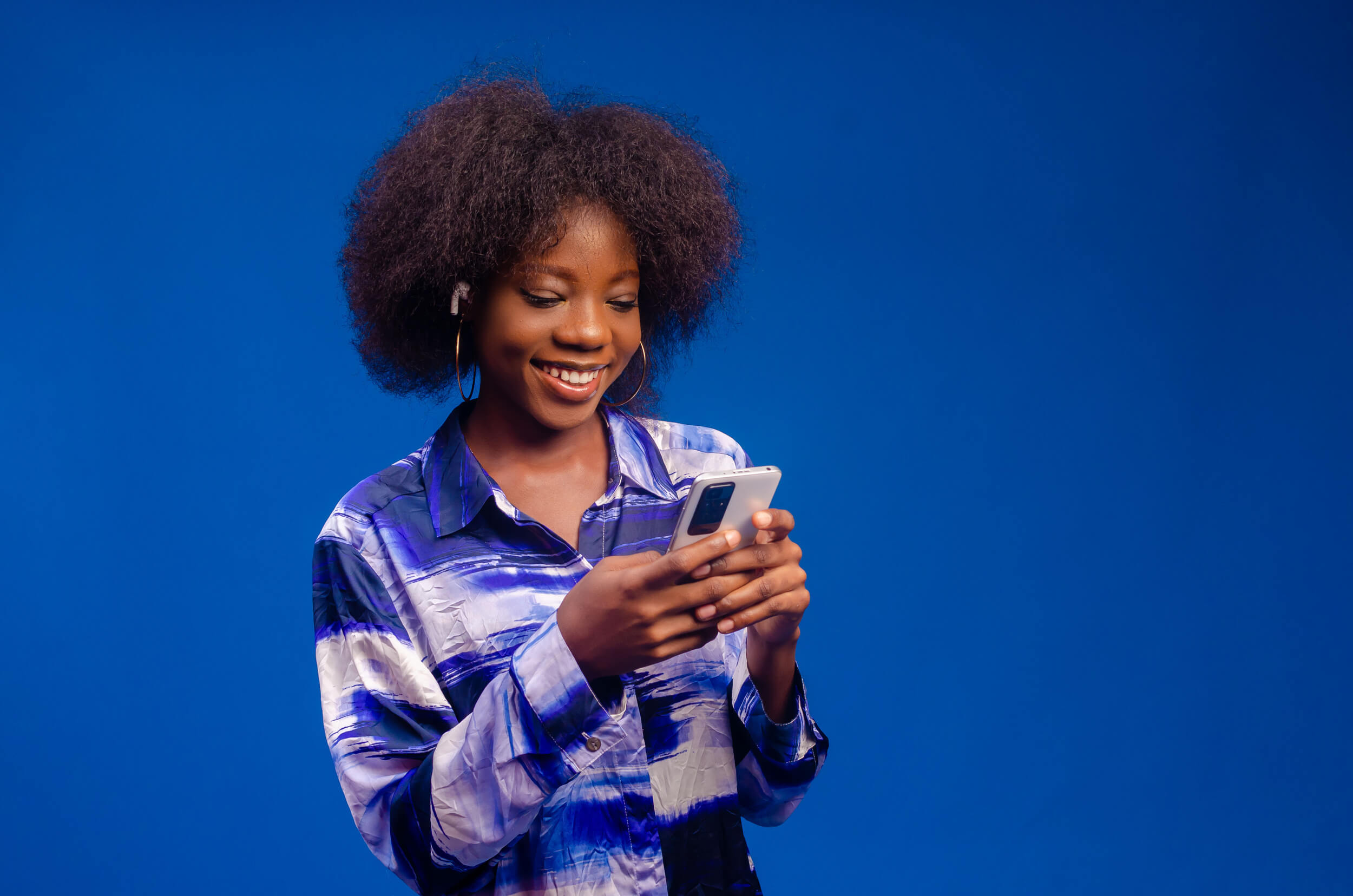 femme souriante sur son telephone