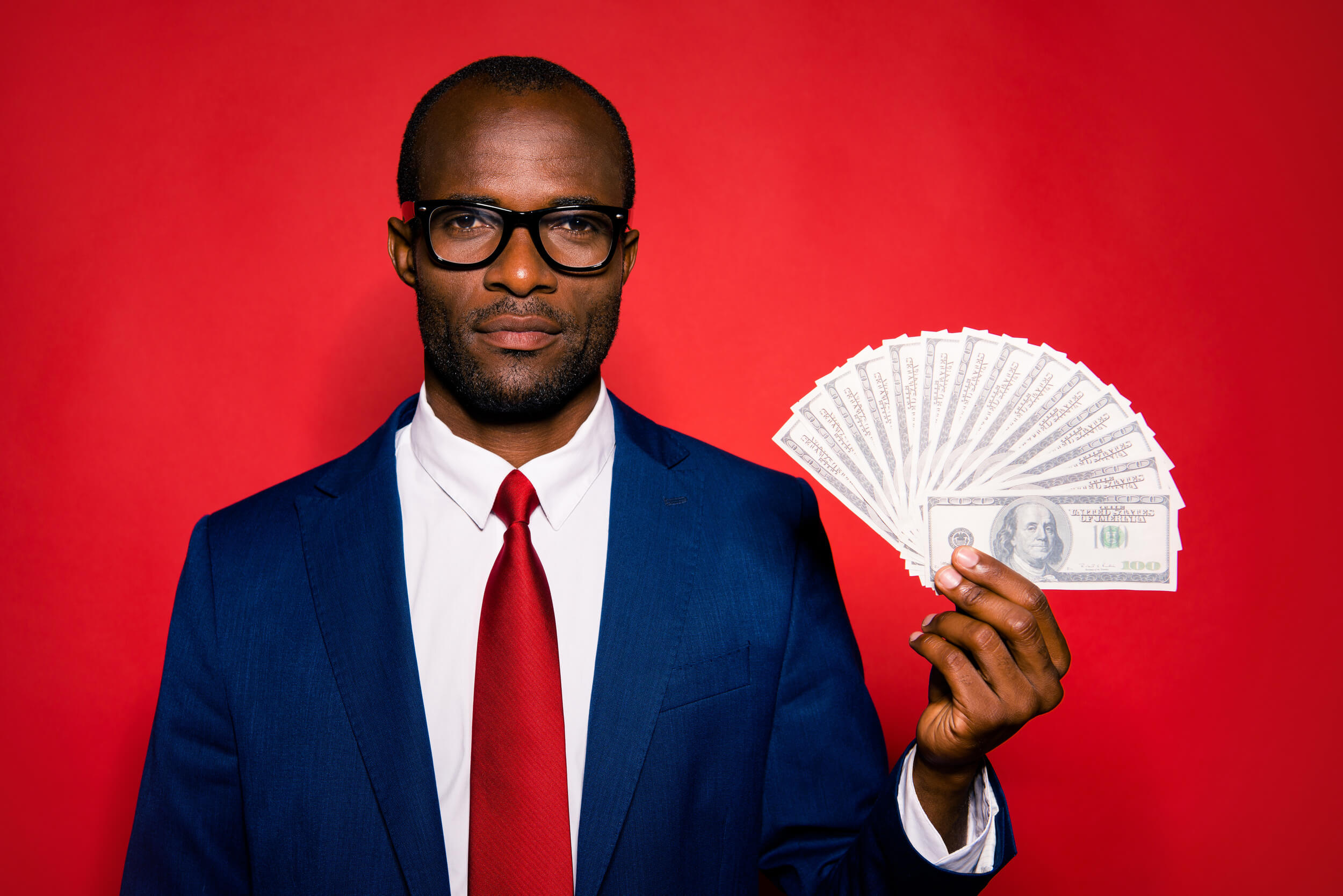 Homme tenant des billets