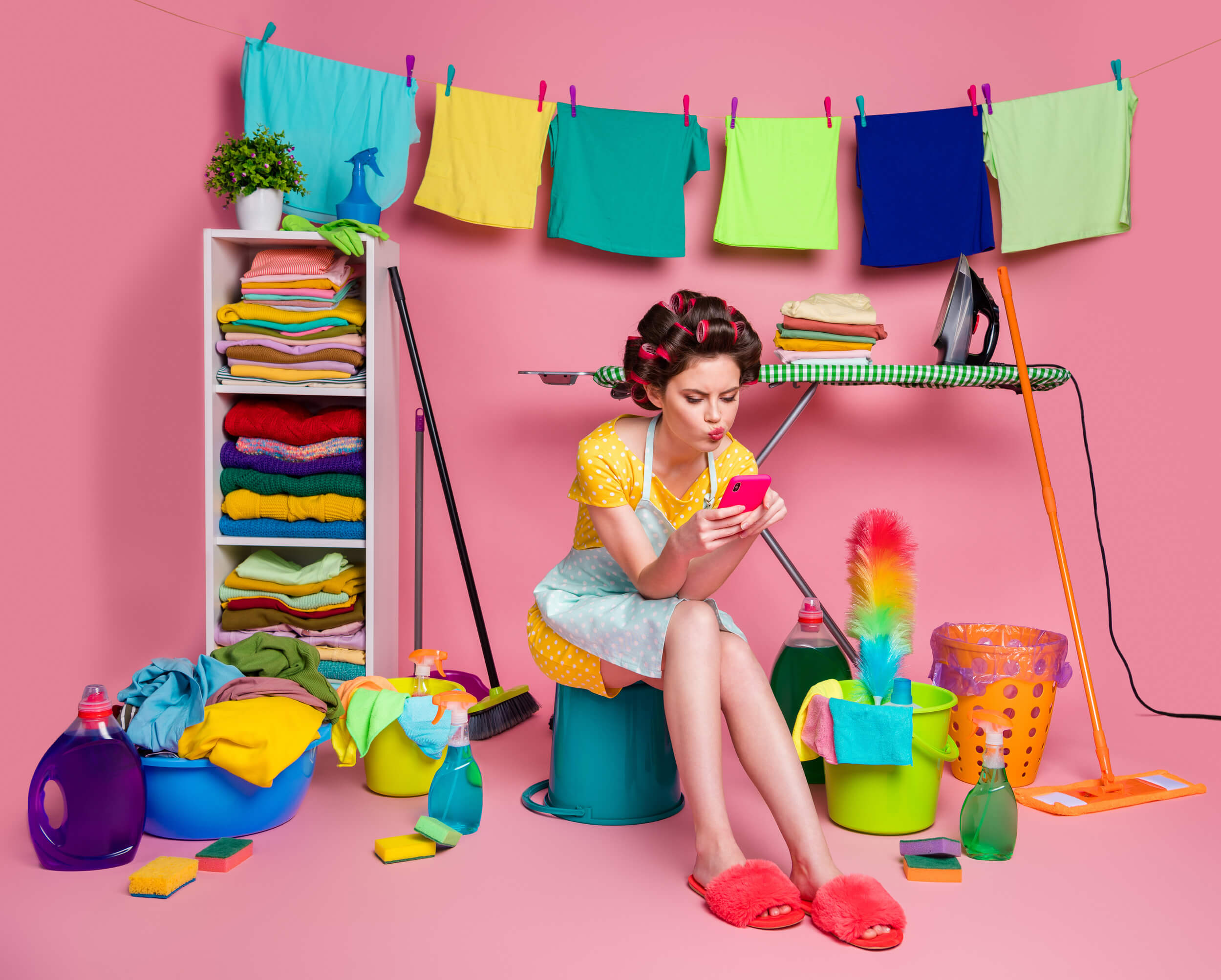 femme avec du linge étandu derrière elle