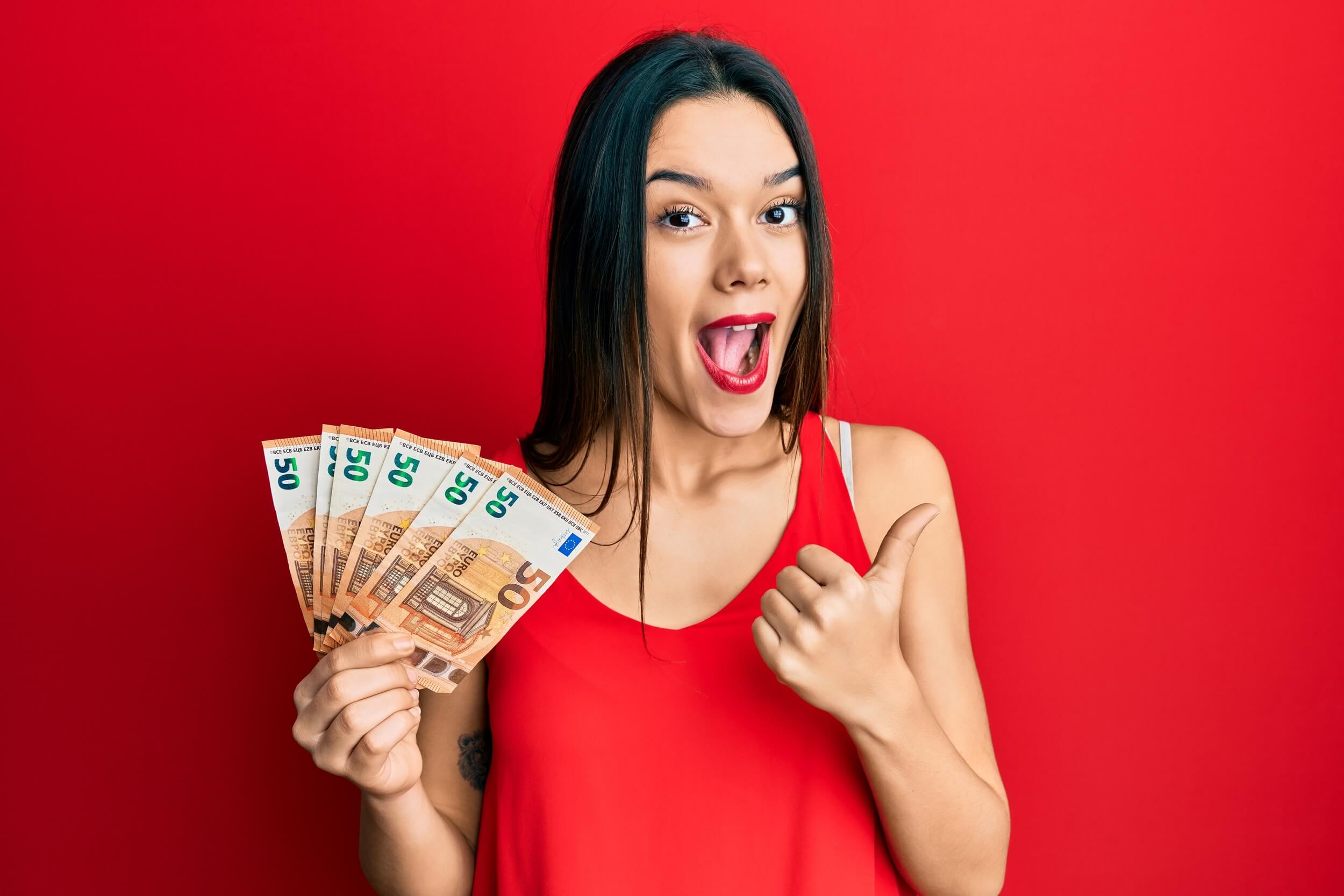 femme avec de l'argent dans les mains