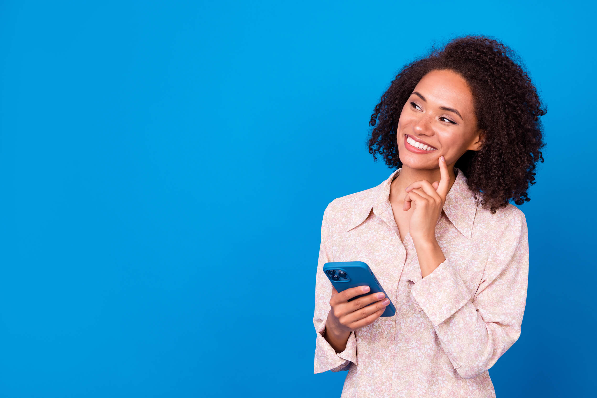 Femme avec son téléphone