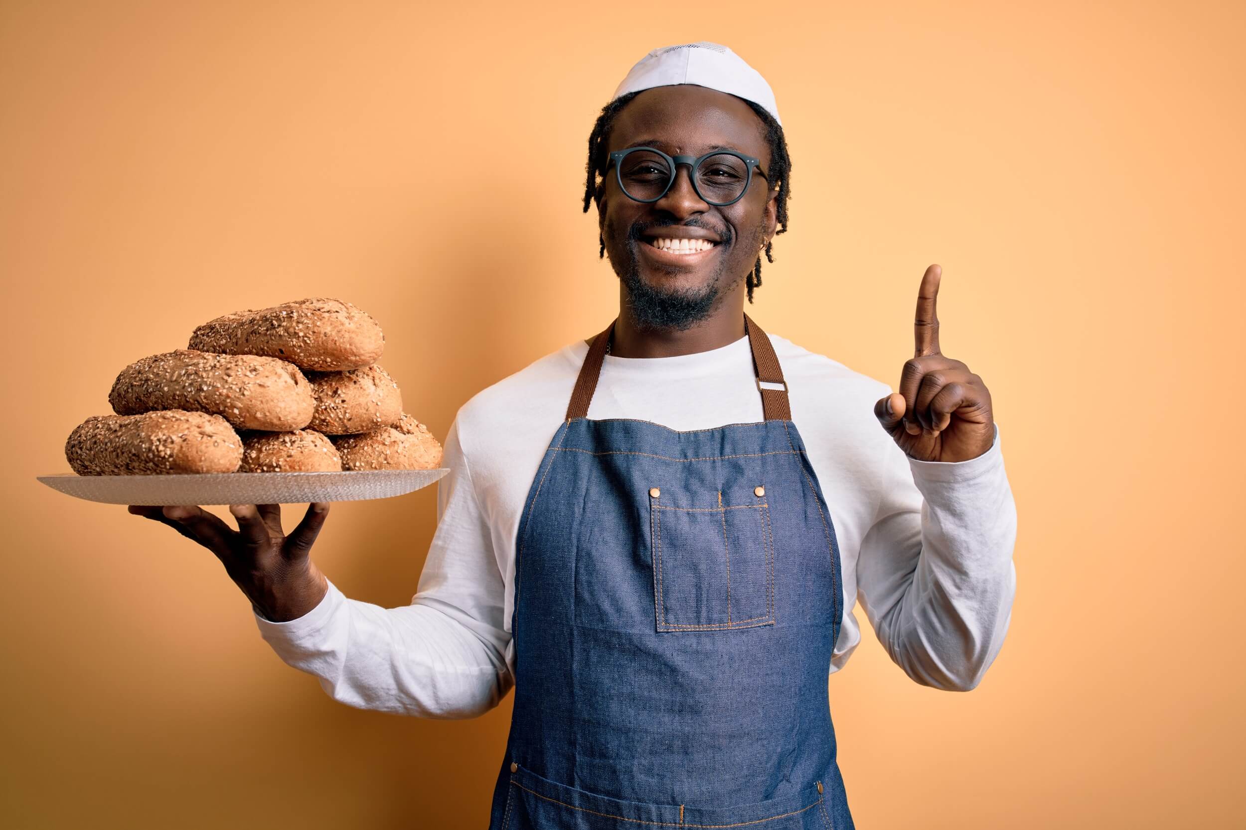 mec avec un plateau de baguettes
