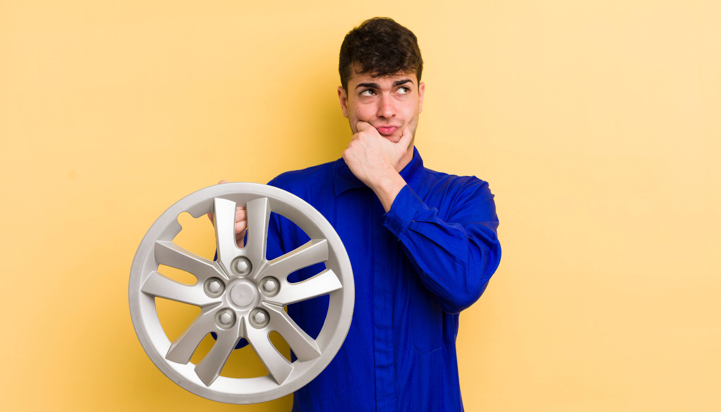 homme qui tient une gente de voiture