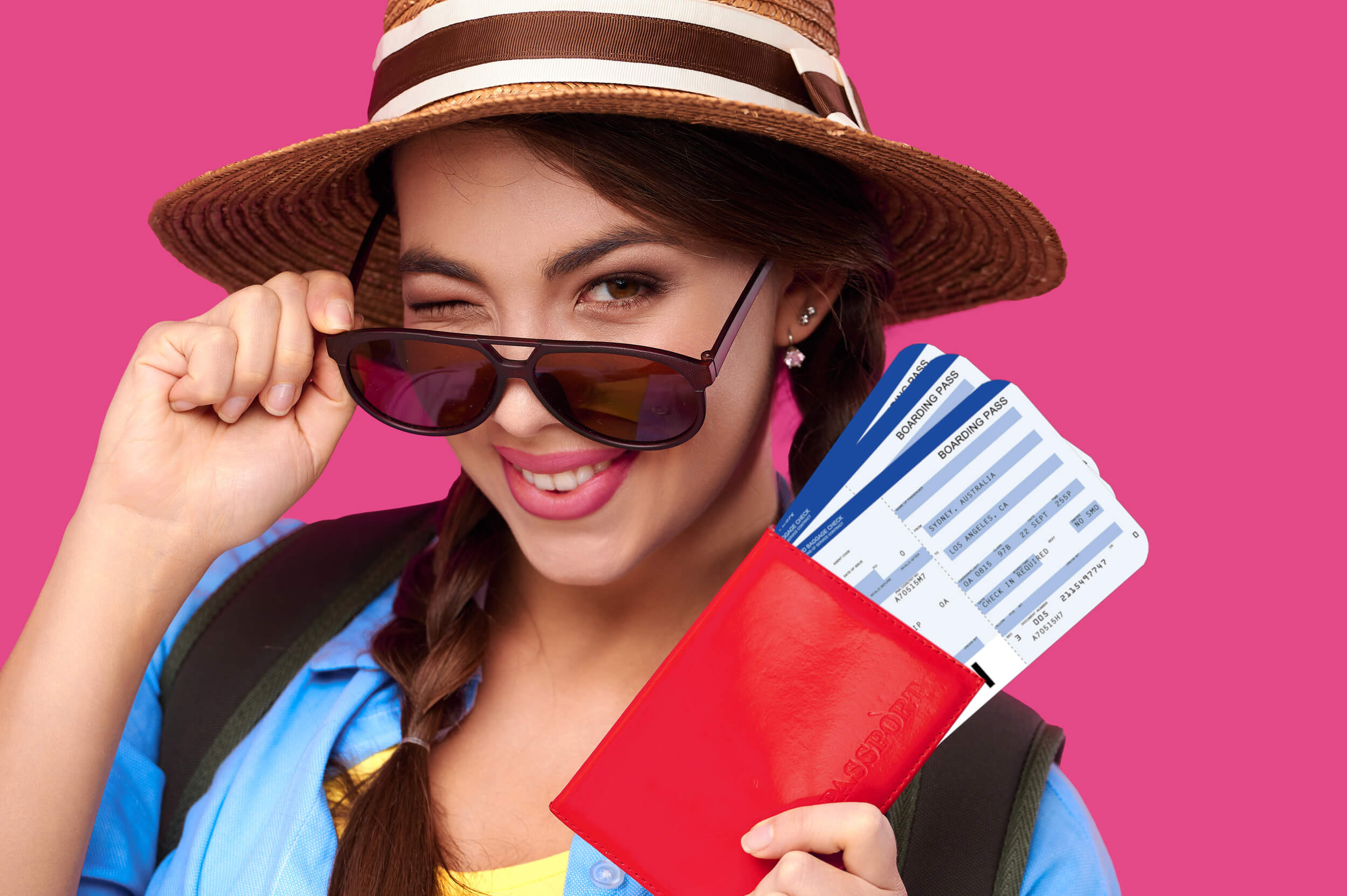 femme avec des billets d'avion