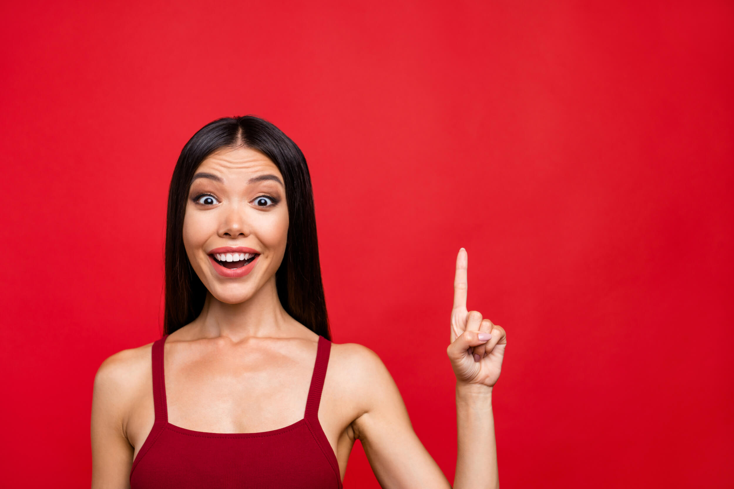 femme qui lève l'index. Elle a une idée