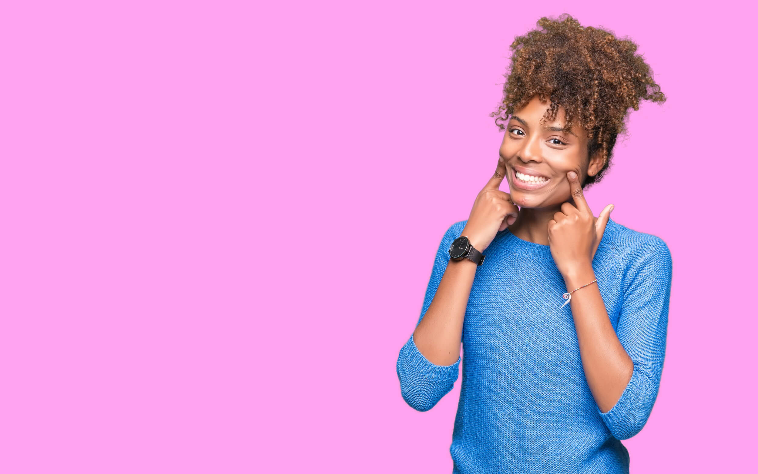 femme garde le sourire