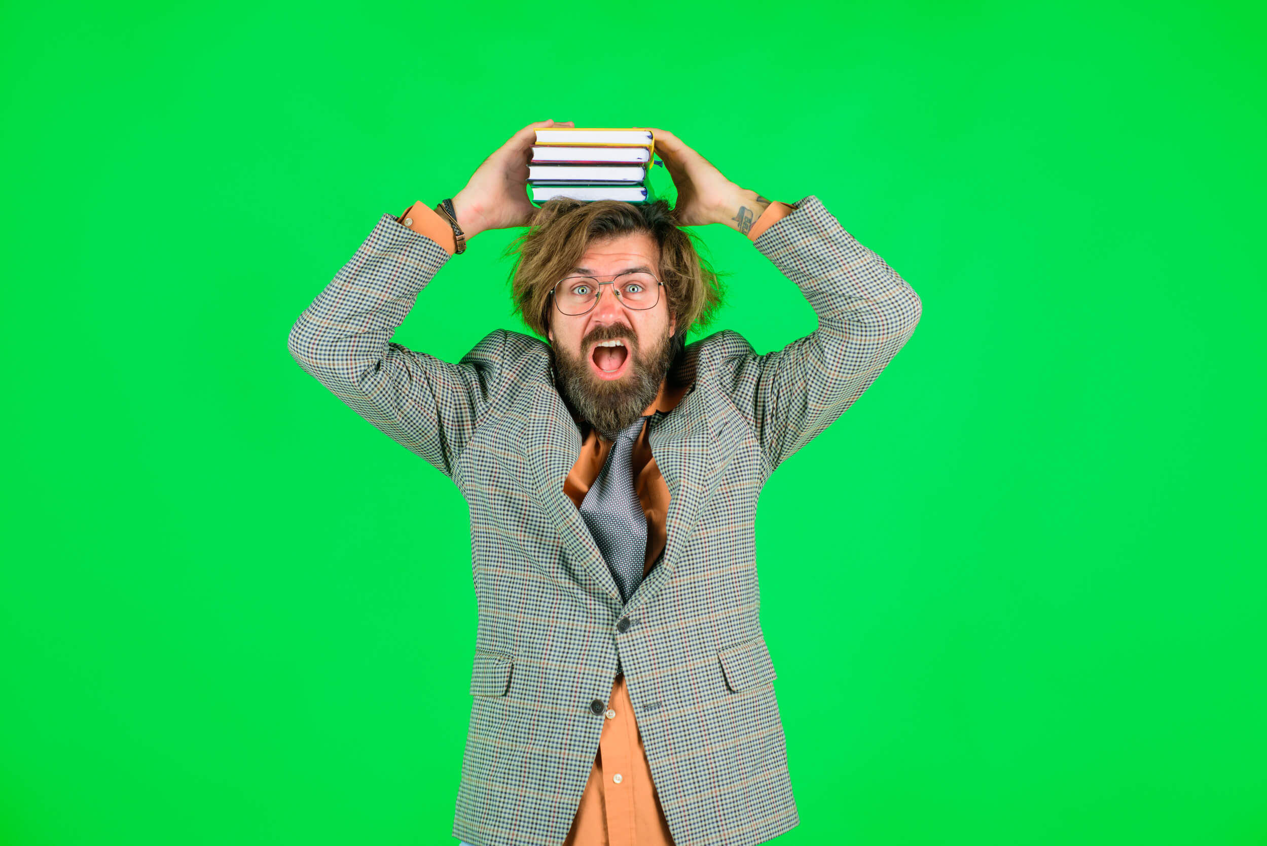 mec avec des livres sur la tête