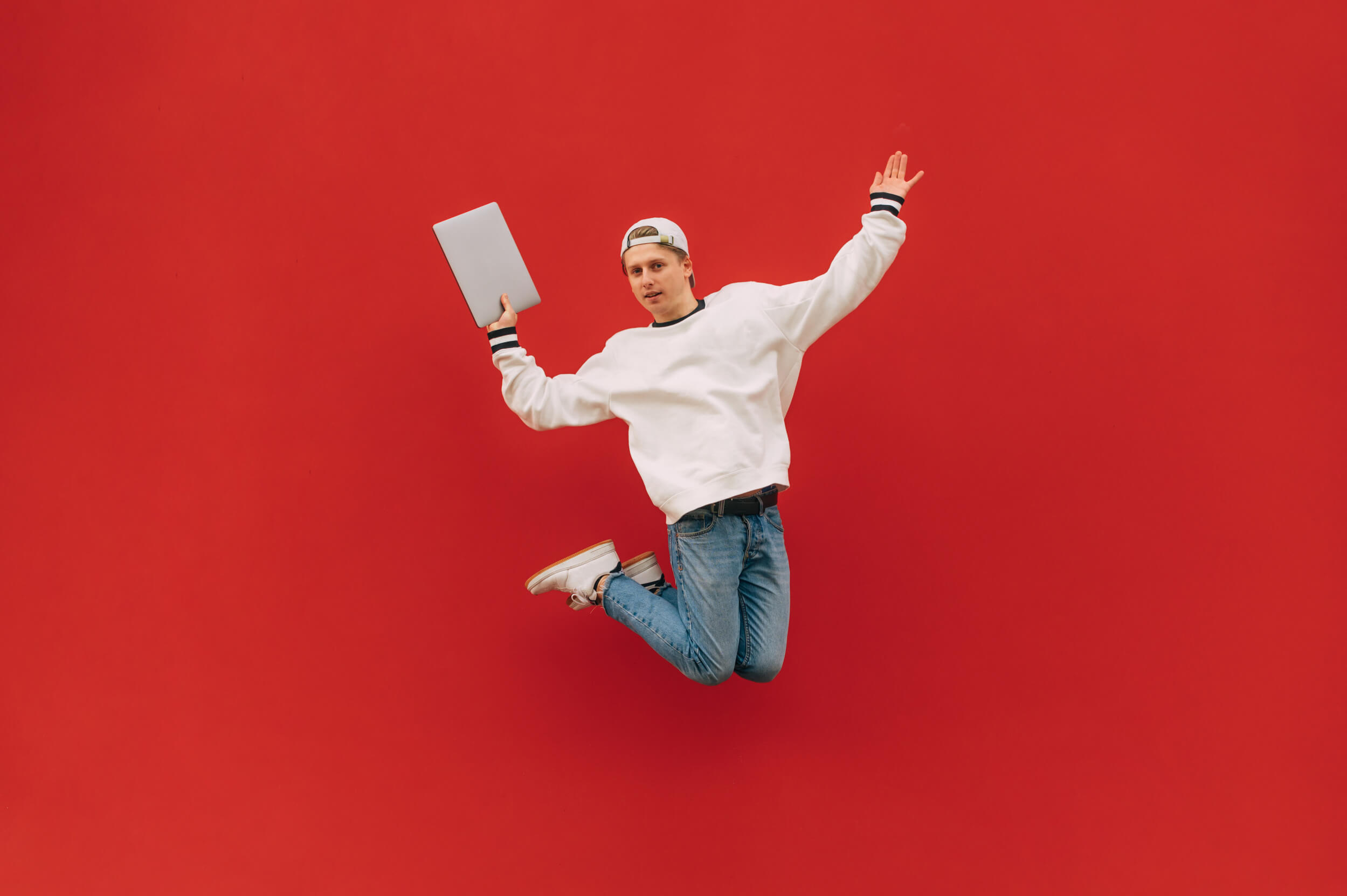 homme saute avec ordi