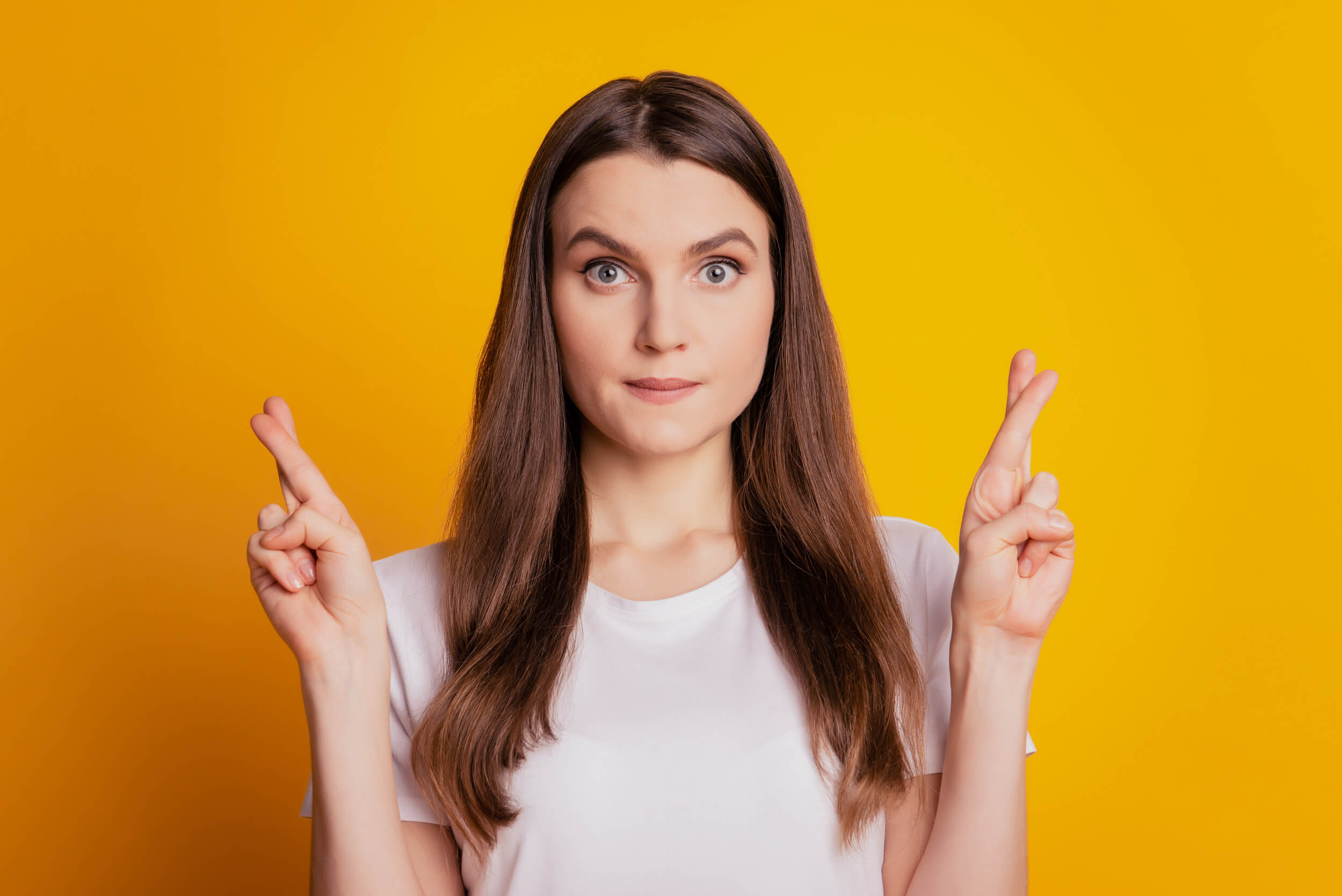 femme qui croise les doigts