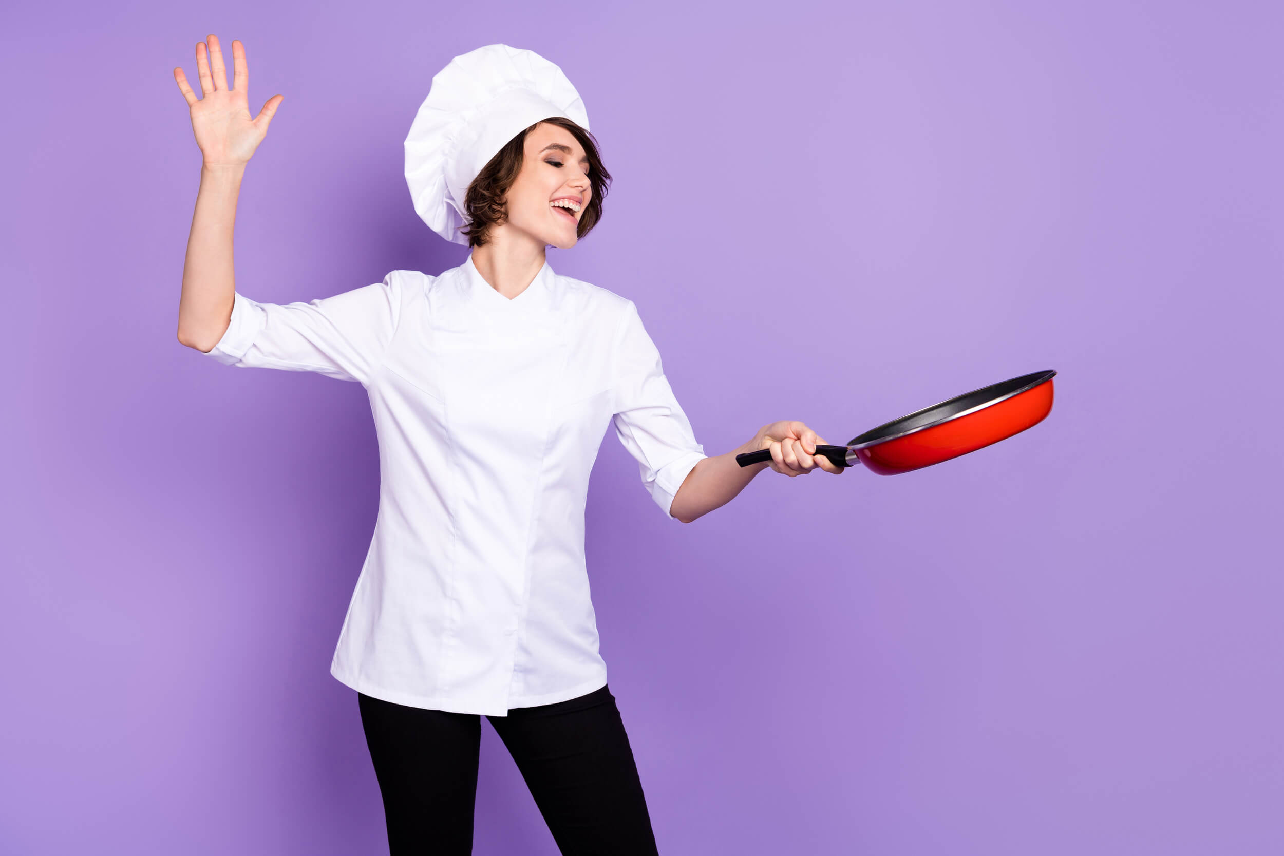 femme avec une poele